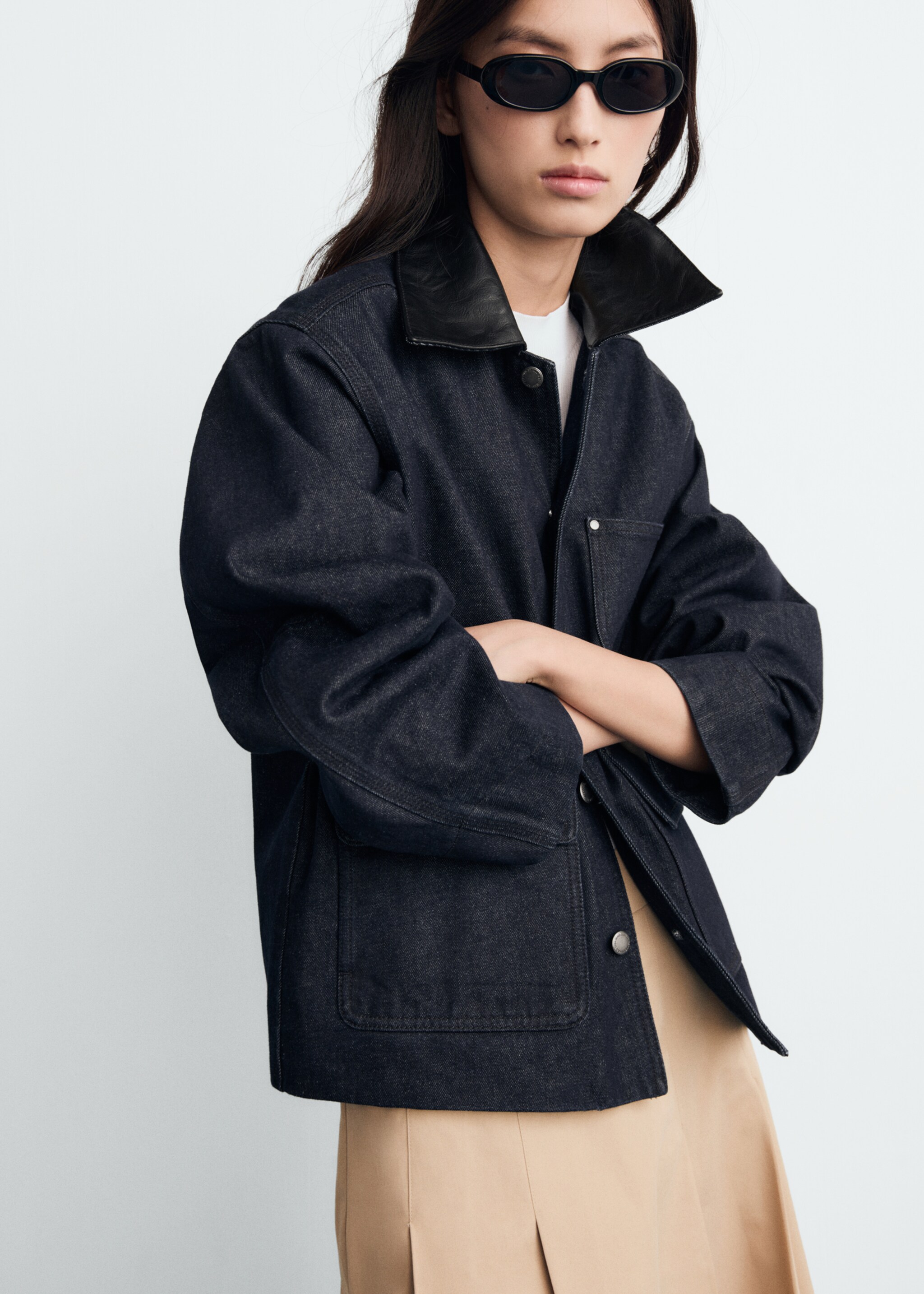 Denim jacket with leather-effect collar - Details of the article 2, Open Blue. Ref: 17065812-00.