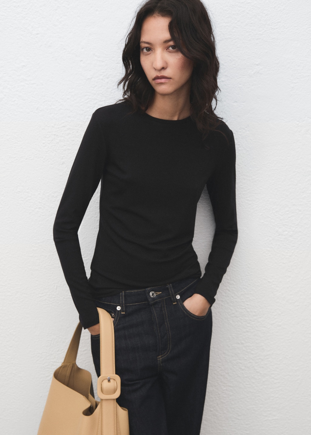 Round-neck long-sleeved t-shirt