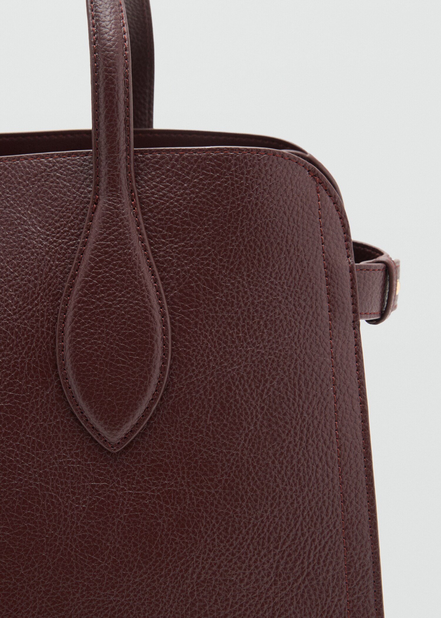 Medium bag with pebbled leather effect - Details of the article 2