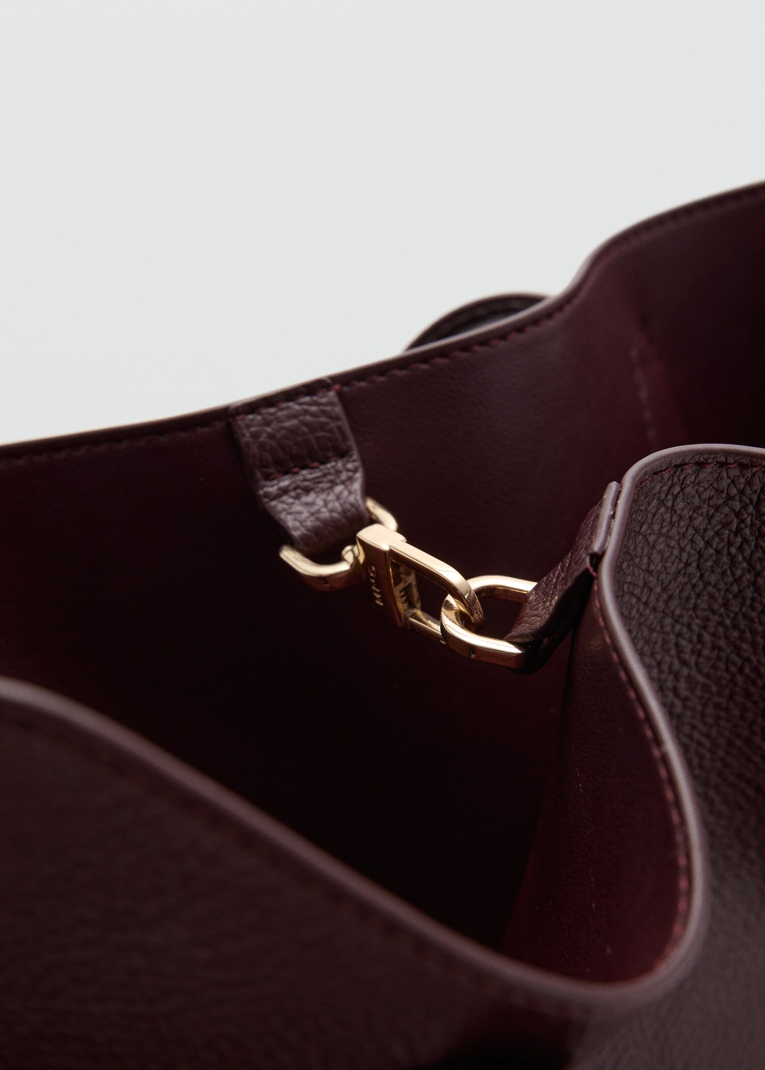 Medium bag with pebbled leather effect - Details of the article 3