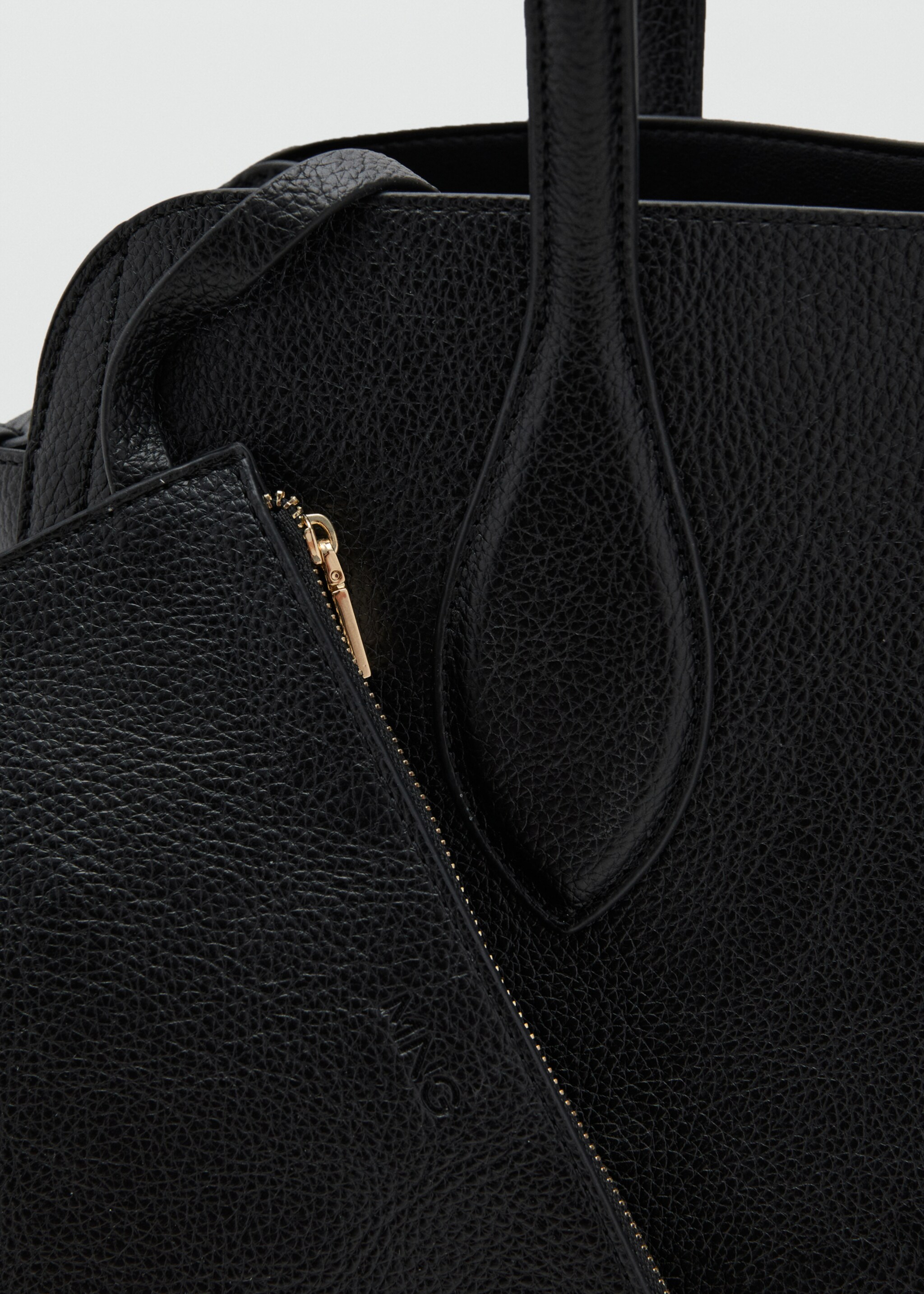 Medium bag with pebbled leather effect - Details of the article 2, Black. Ref: 17065815-00.