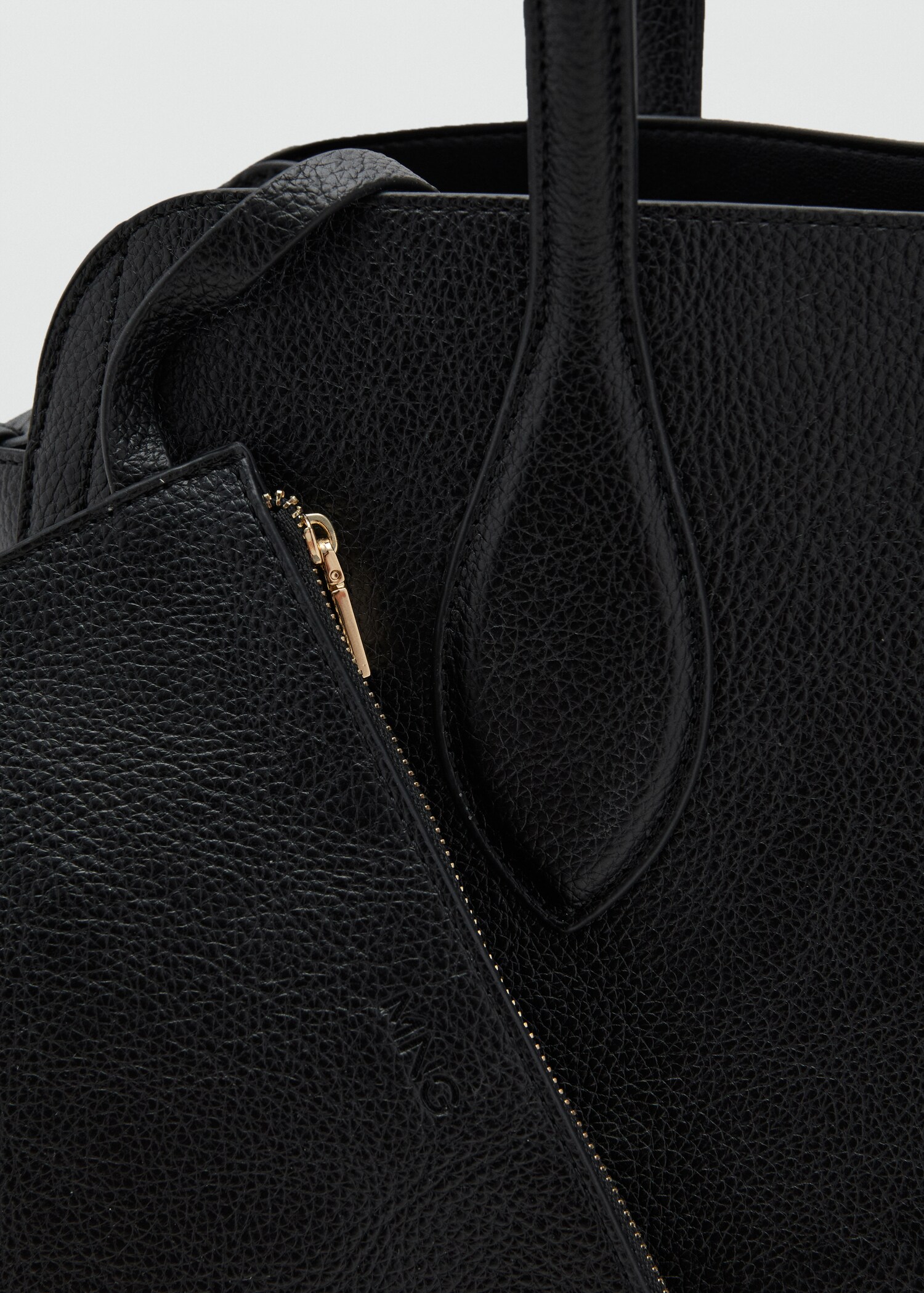 Medium bag with pebbled leather effect - Details of the article 2