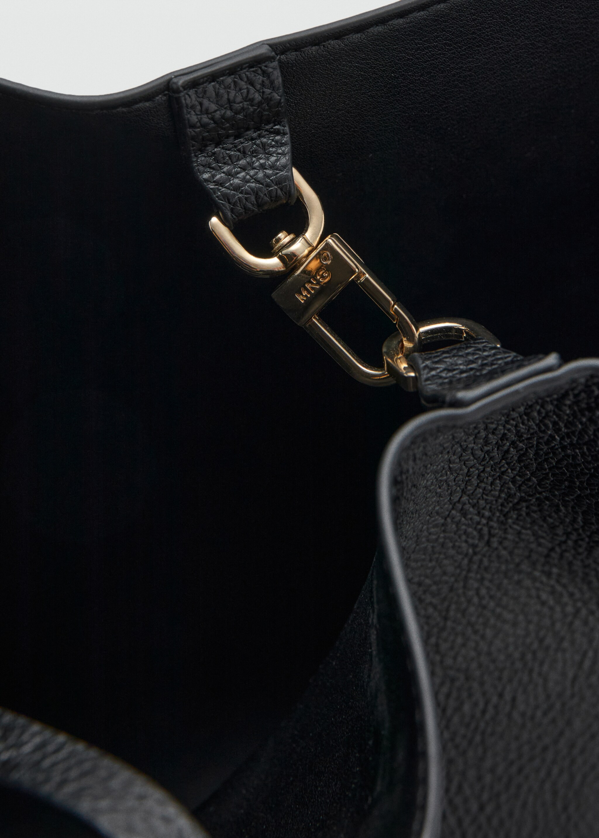 Medium bag with pebbled leather effect - Details of the article 3, Black. Ref: 17065815-00.