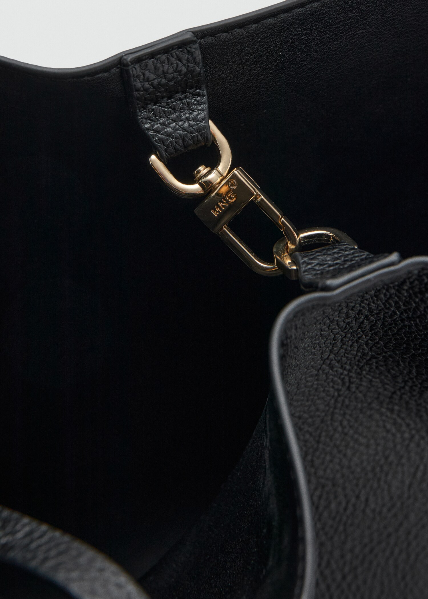 Medium bag with pebbled leather effect - Details of the article 3
