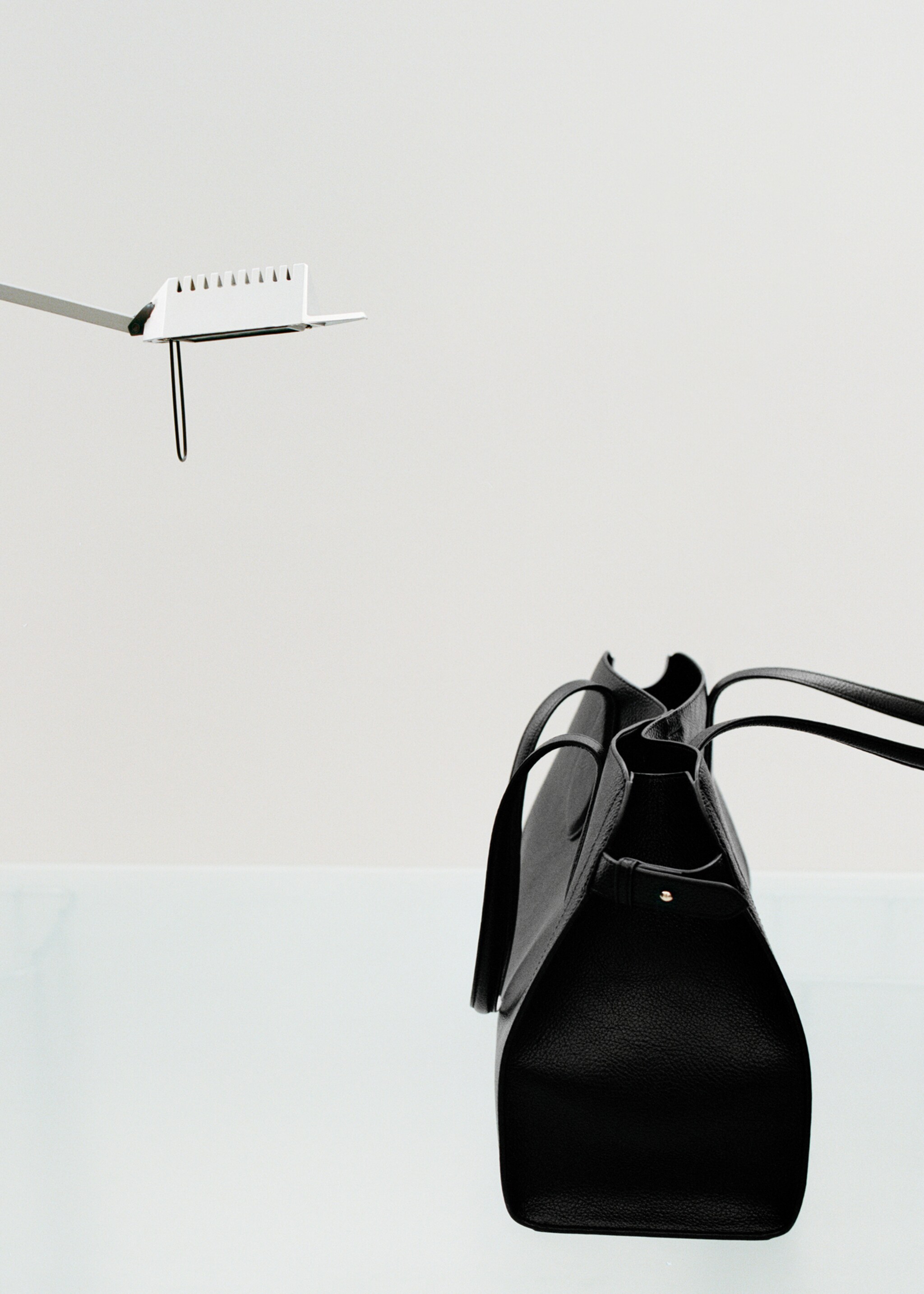 Medium bag with pebbled leather effect - Details of the article 7, Black. Ref: 17065815-00.
