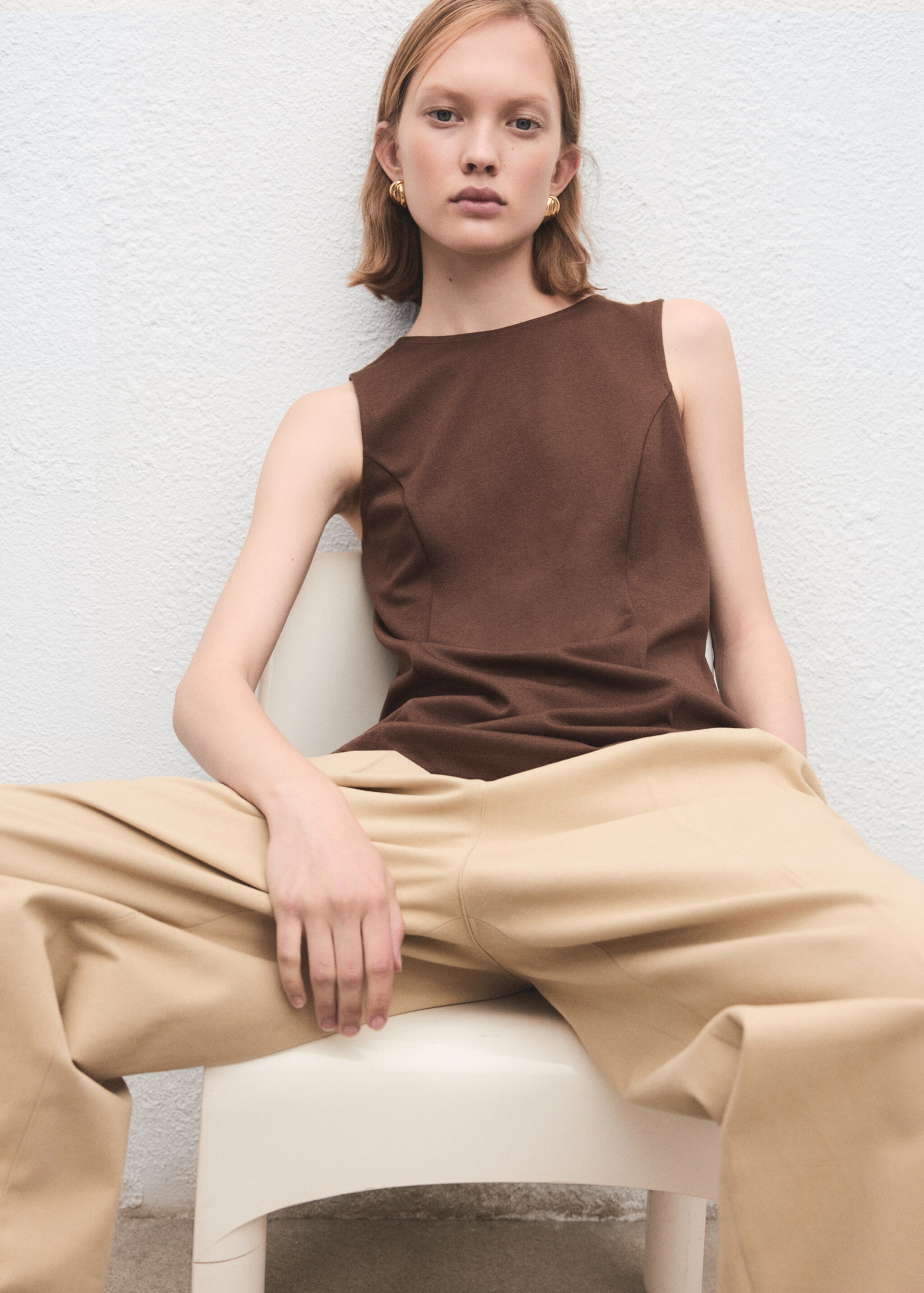 Sleeveless top with stitching detail - Details of the article 2, Medium Brown. Ref: 17065819-00.