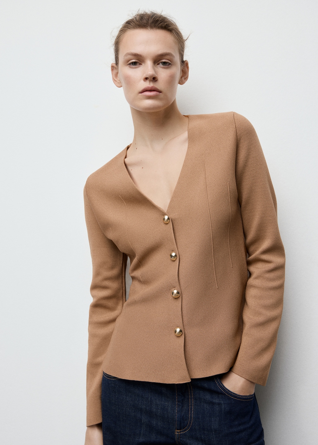 Fitted knitted jacket with buttons
