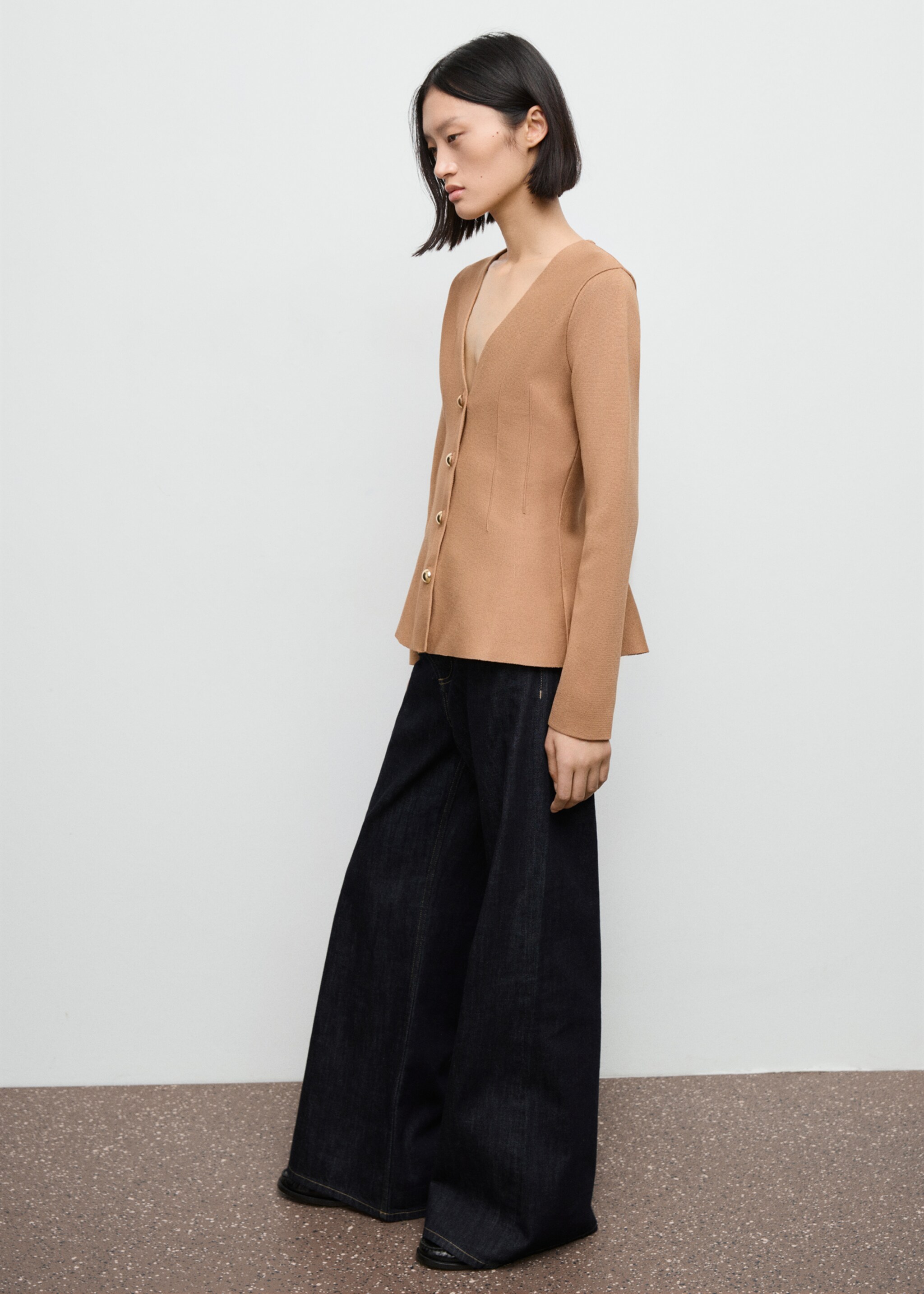 Fitted knitted jacket with buttons - Details of the article 2, Medium Brown. Ref: 17065823-00.
