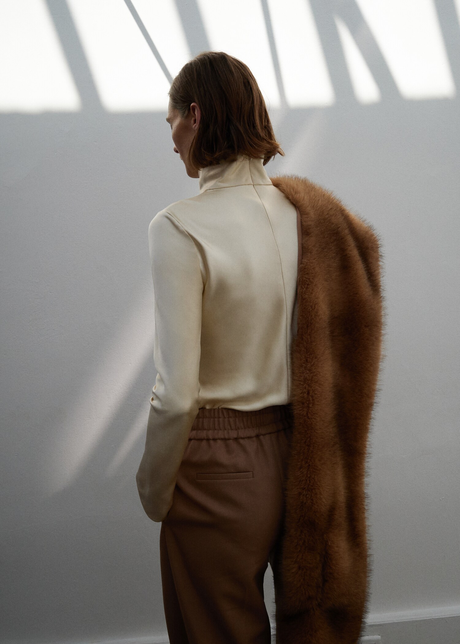 Chemise satinée col montant - Verso de l’article