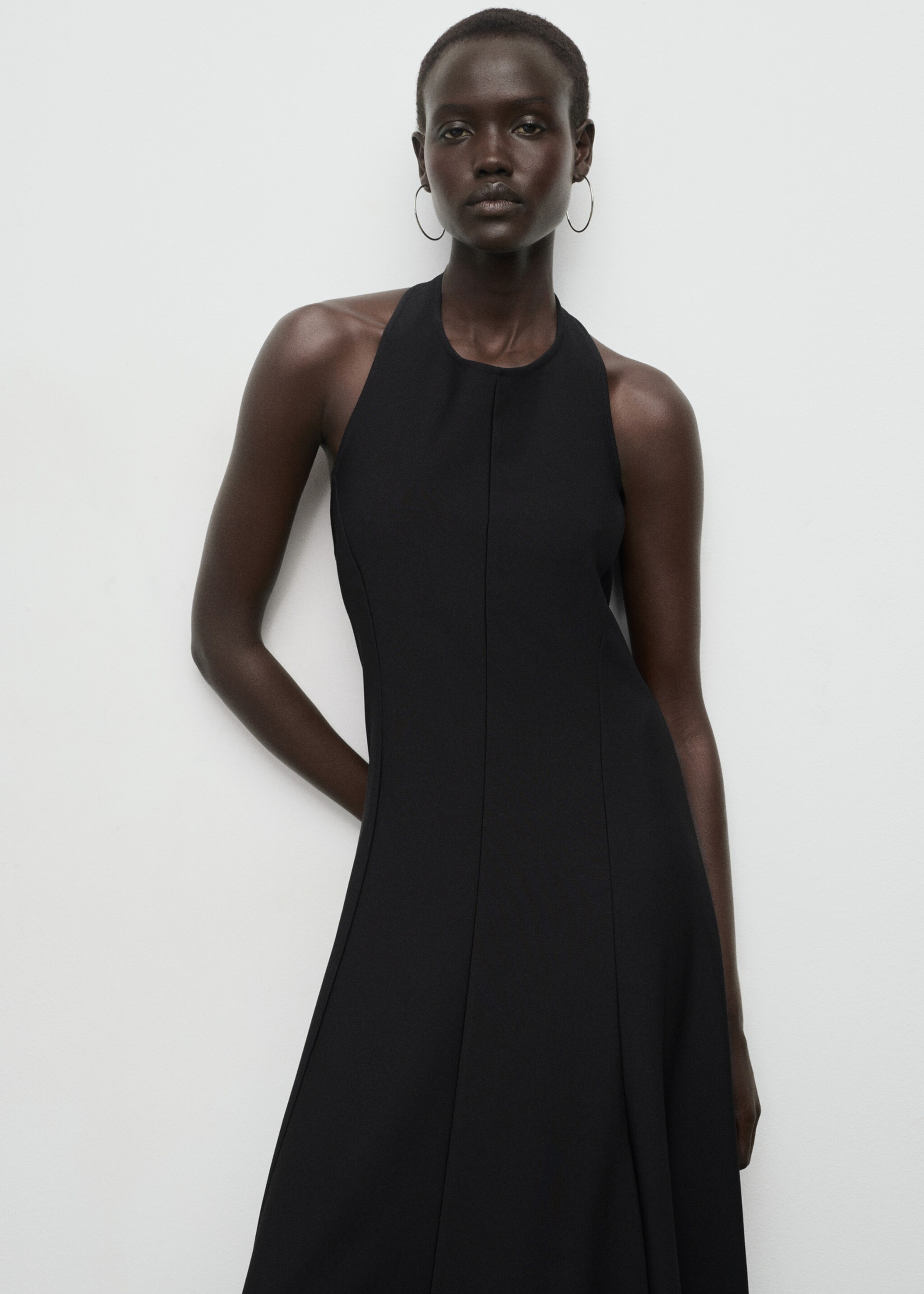Vestido com gola halter e pregas - Plano médio, Preto. Ref: 17065826-00.