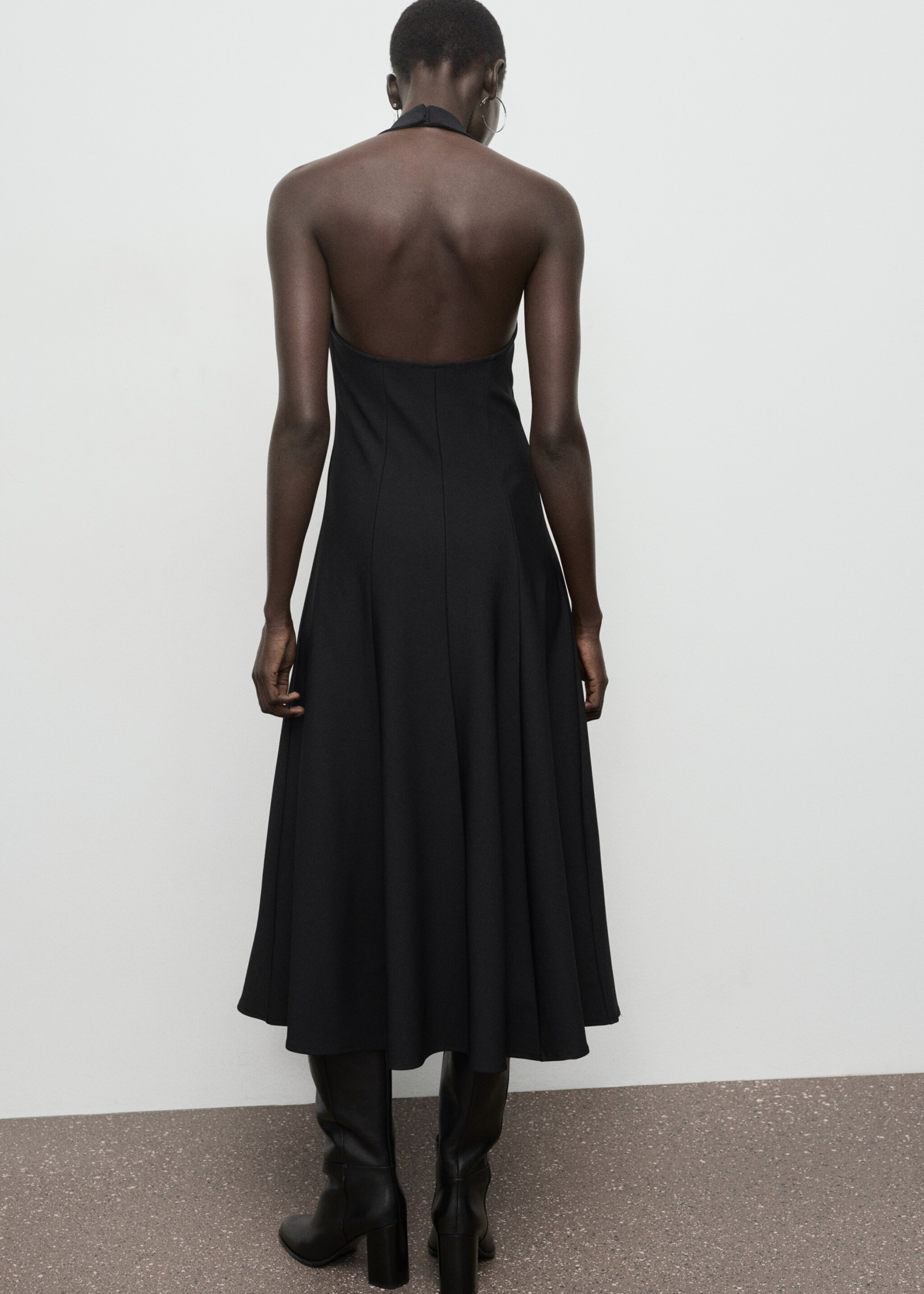 Vestido com gola halter e pregas - Verso do artigo, Preto. Ref: 17065826-00.