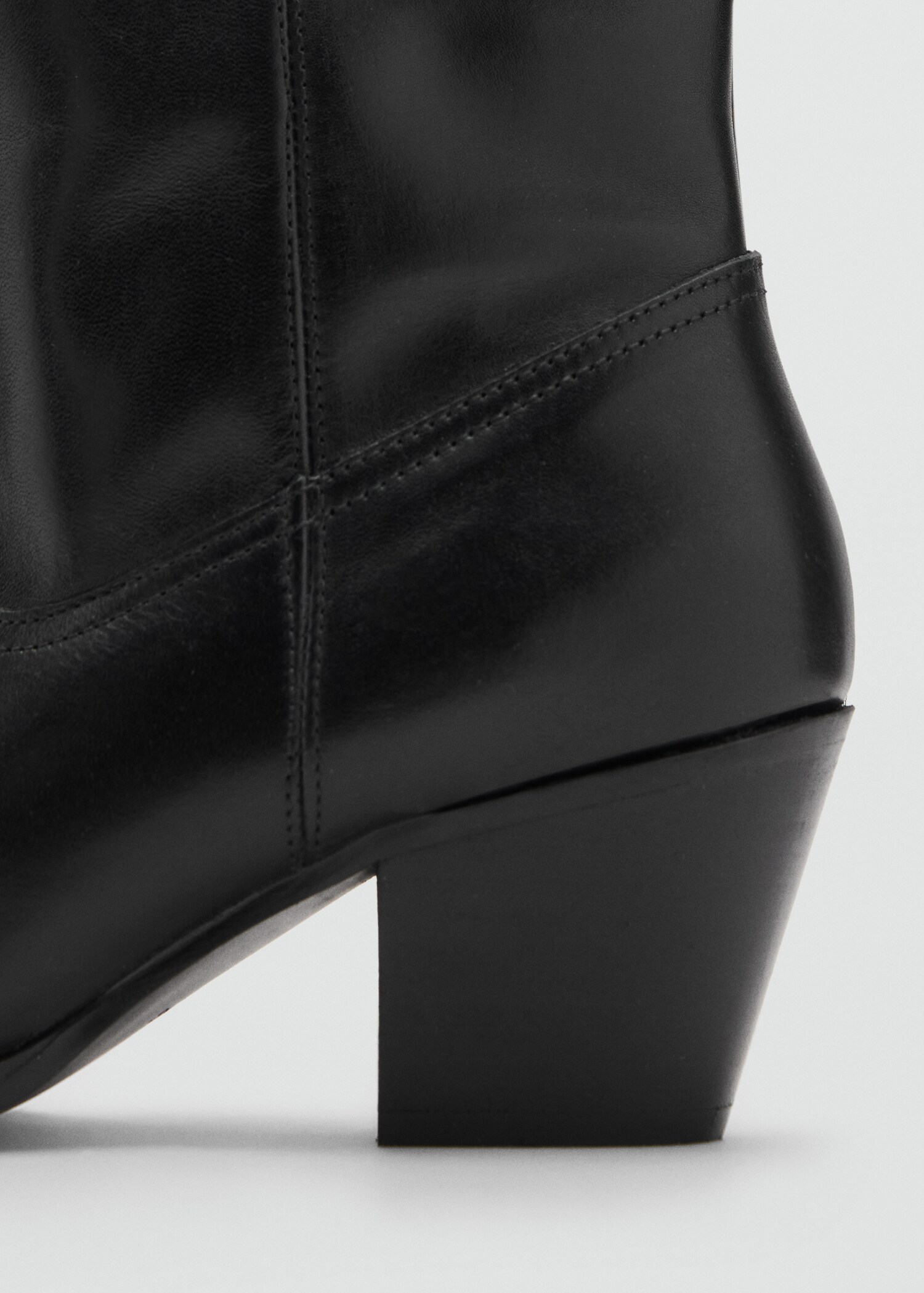 Heel leather boot - Details of the article 1