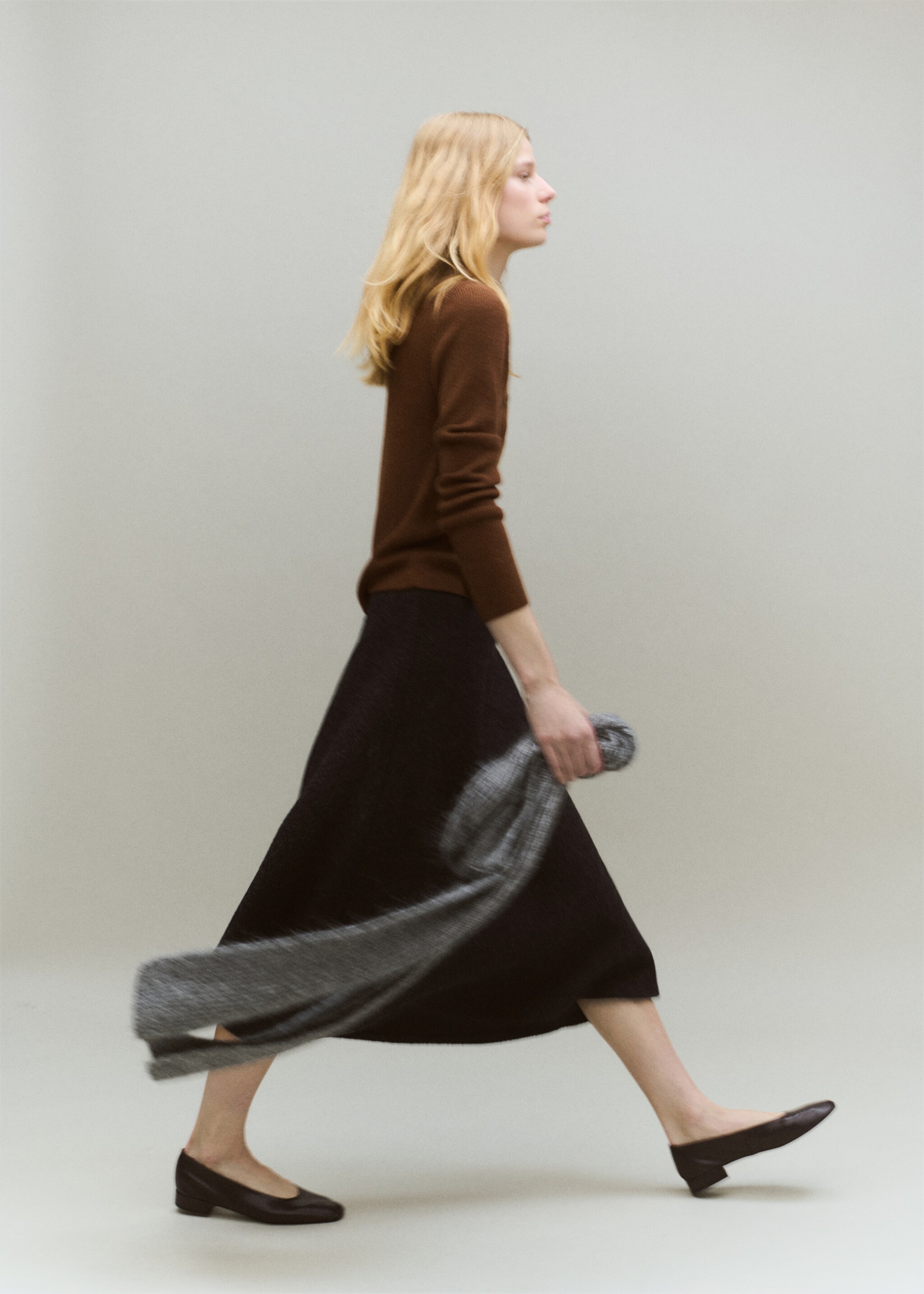 Sweater with asymmetrical neck and buttons - Details of the article 2, Caramel. Ref: 17065982-00.