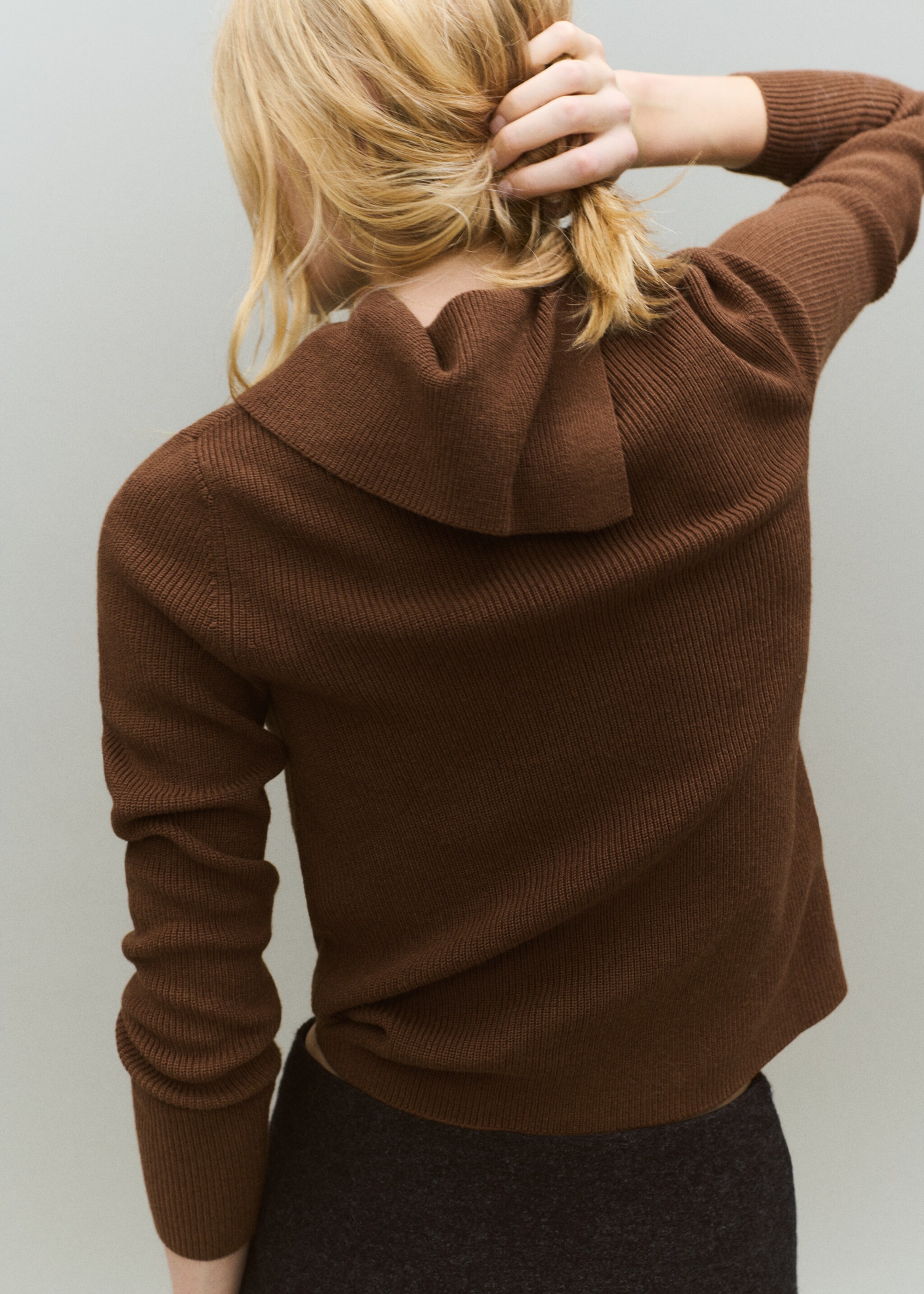 Sweater with asymmetrical neck and buttons - Details of the article 6, Caramel. Ref: 17065982-00.