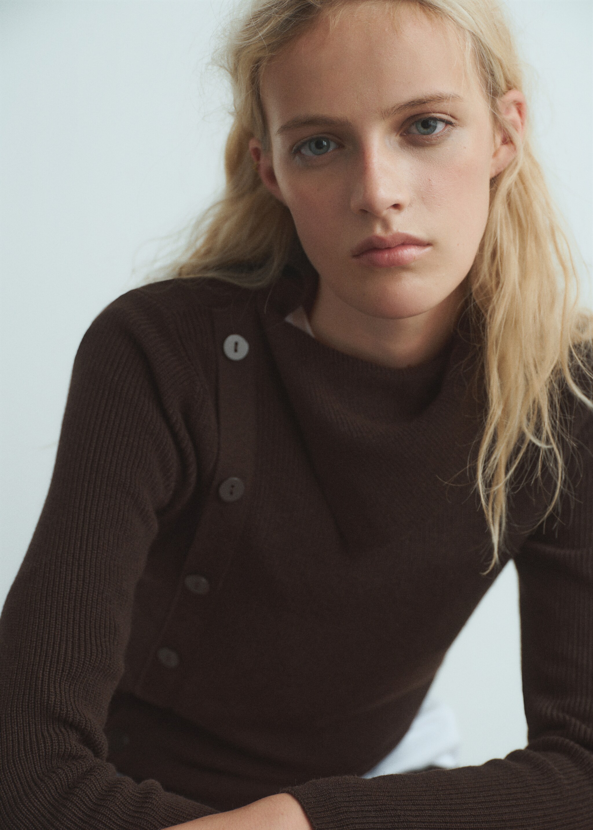 Sweater with asymmetrical neck and buttons - Details of the article 1, Chocolate. Ref: 17065982-00.