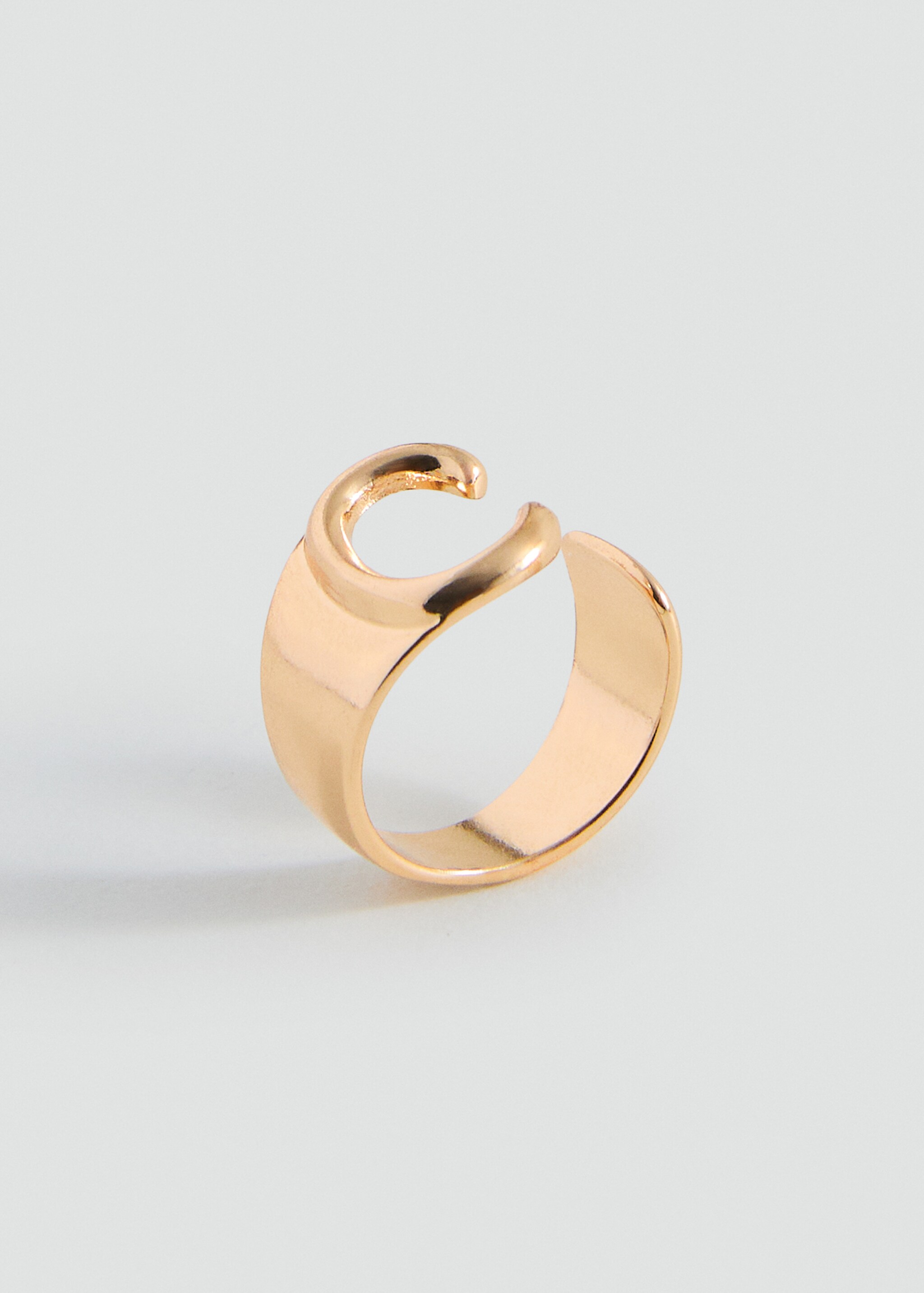 Ring with letter design - Medium plane, Gold. Ref: 17065990-00.