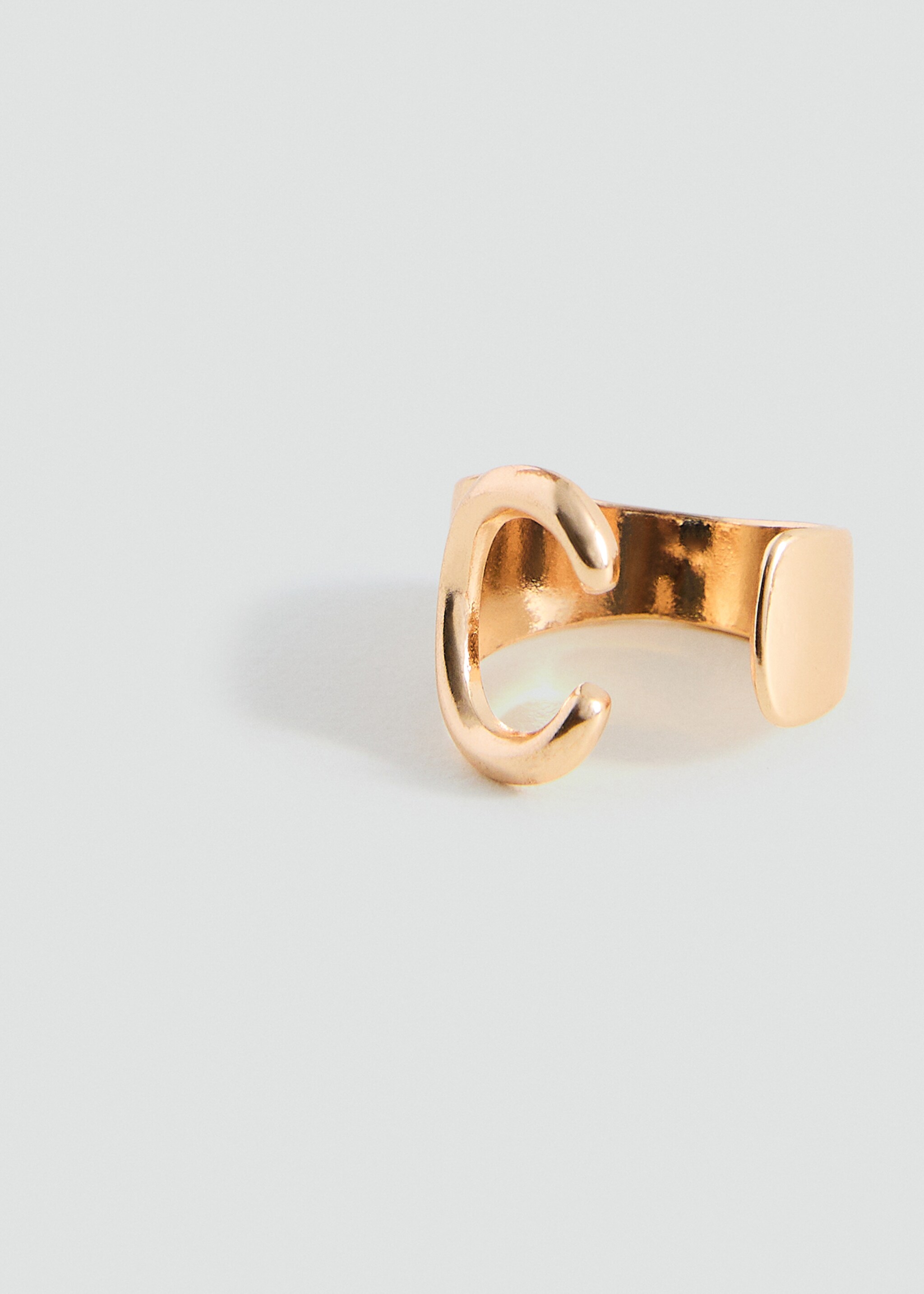 Ring with letter design - Details of the article 1, Gold. Ref: 17065990-00.