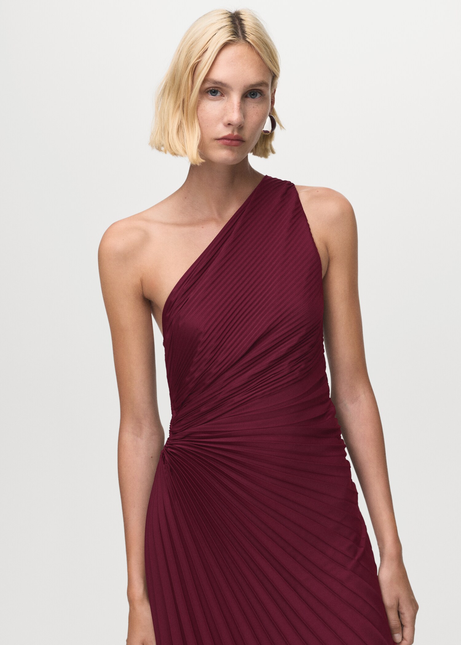 Asymmetrical pleated dress with opening - Medium plane