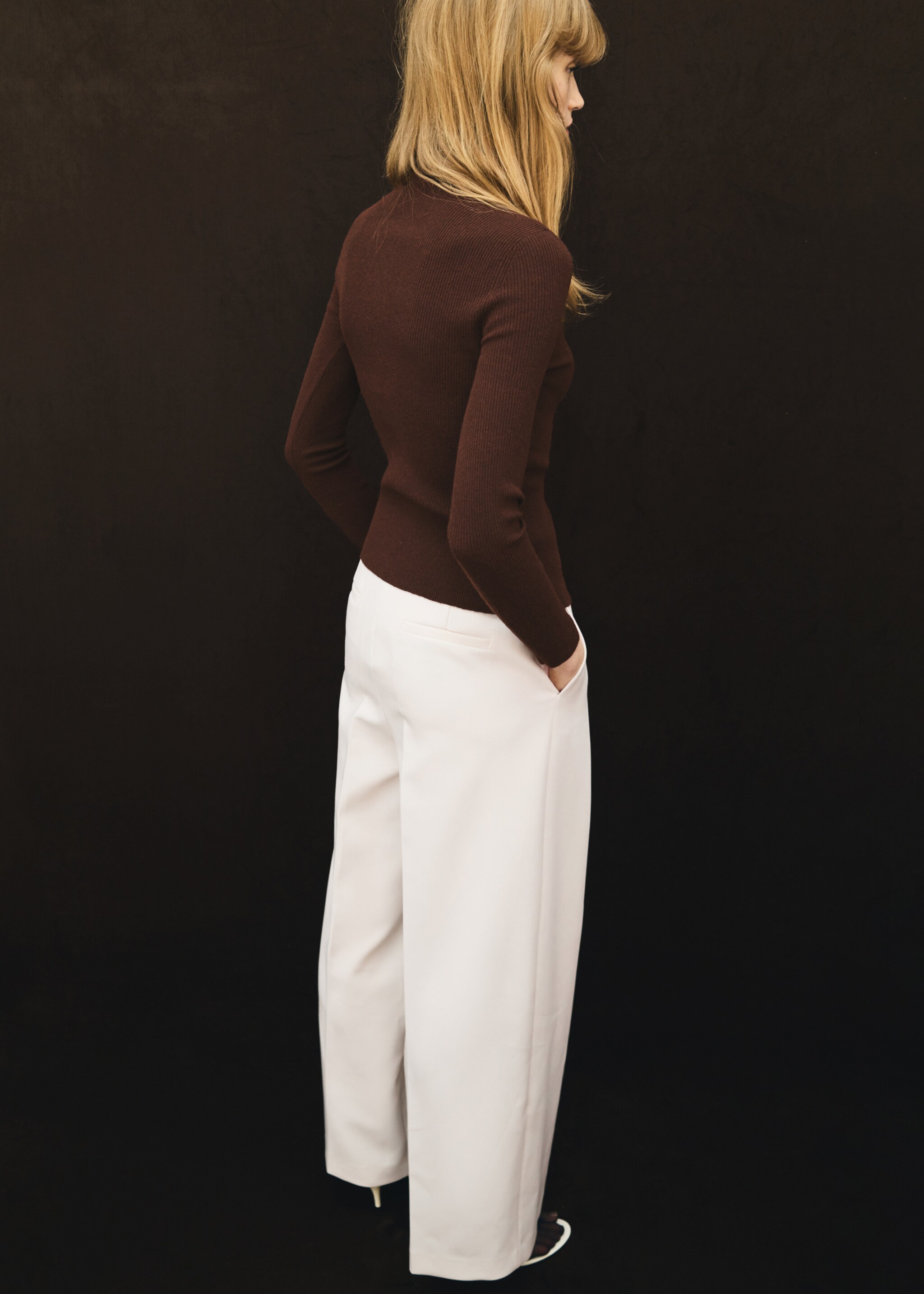 Pleated trousers with zip - Reverse of the article, Ecru. Ref: 17066002-00.