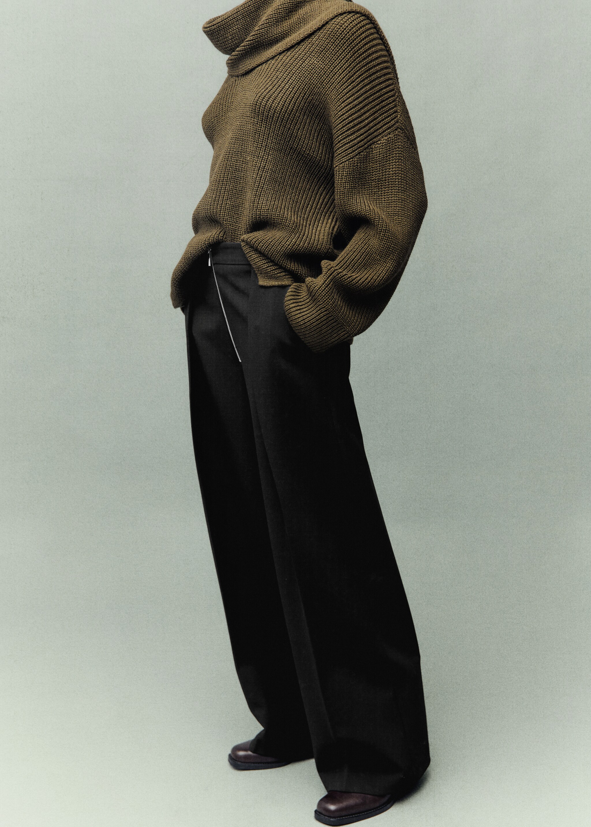 Pleated trousers with zip - Medium plane, Black. Ref: 17066002-00.
