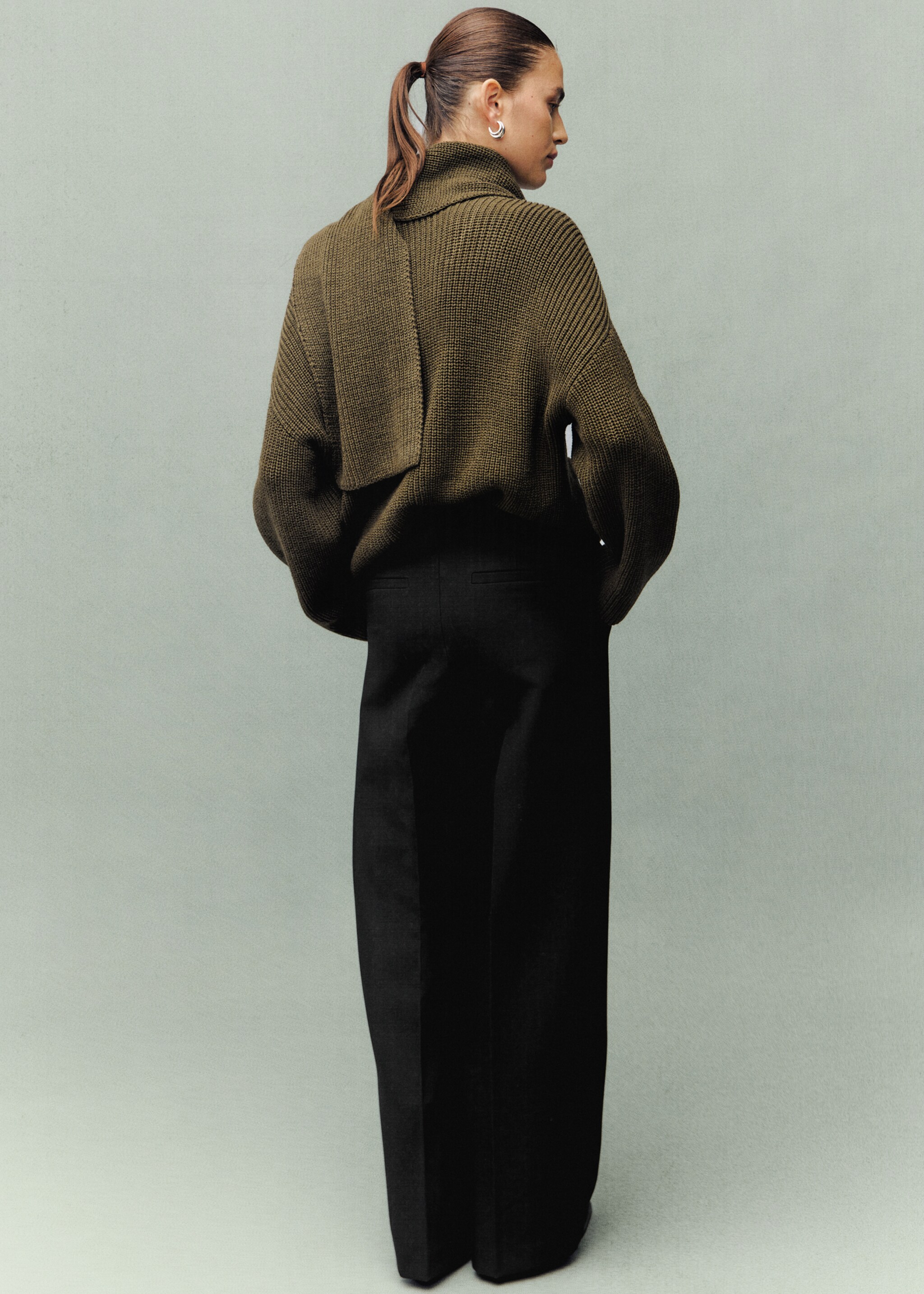 Pleated trousers with zip - Reverse of the article, Black. Ref: 17066002-00.