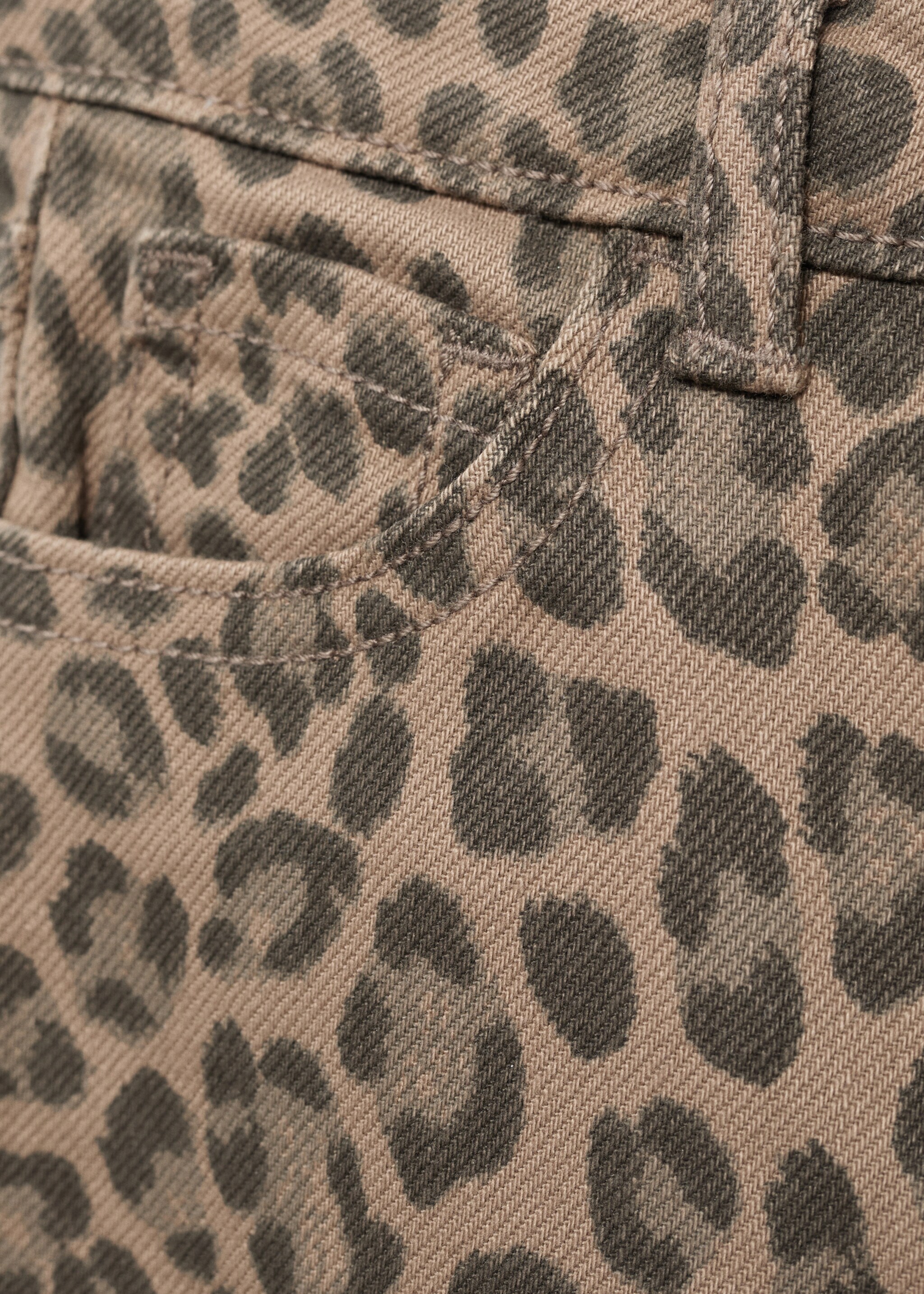 Trousers leopardb - Details of the article 8, Chocolate. Ref: 17066334-00.