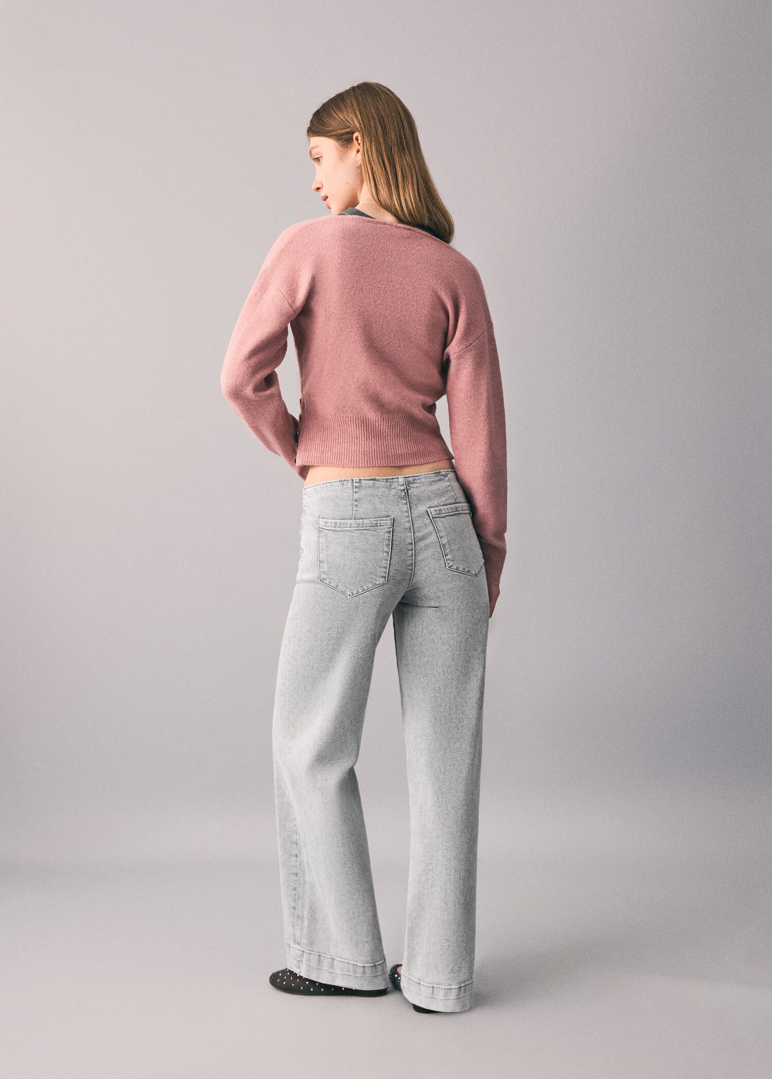Wideleg-Jeans mit Nieten - Rückseite des Artikels