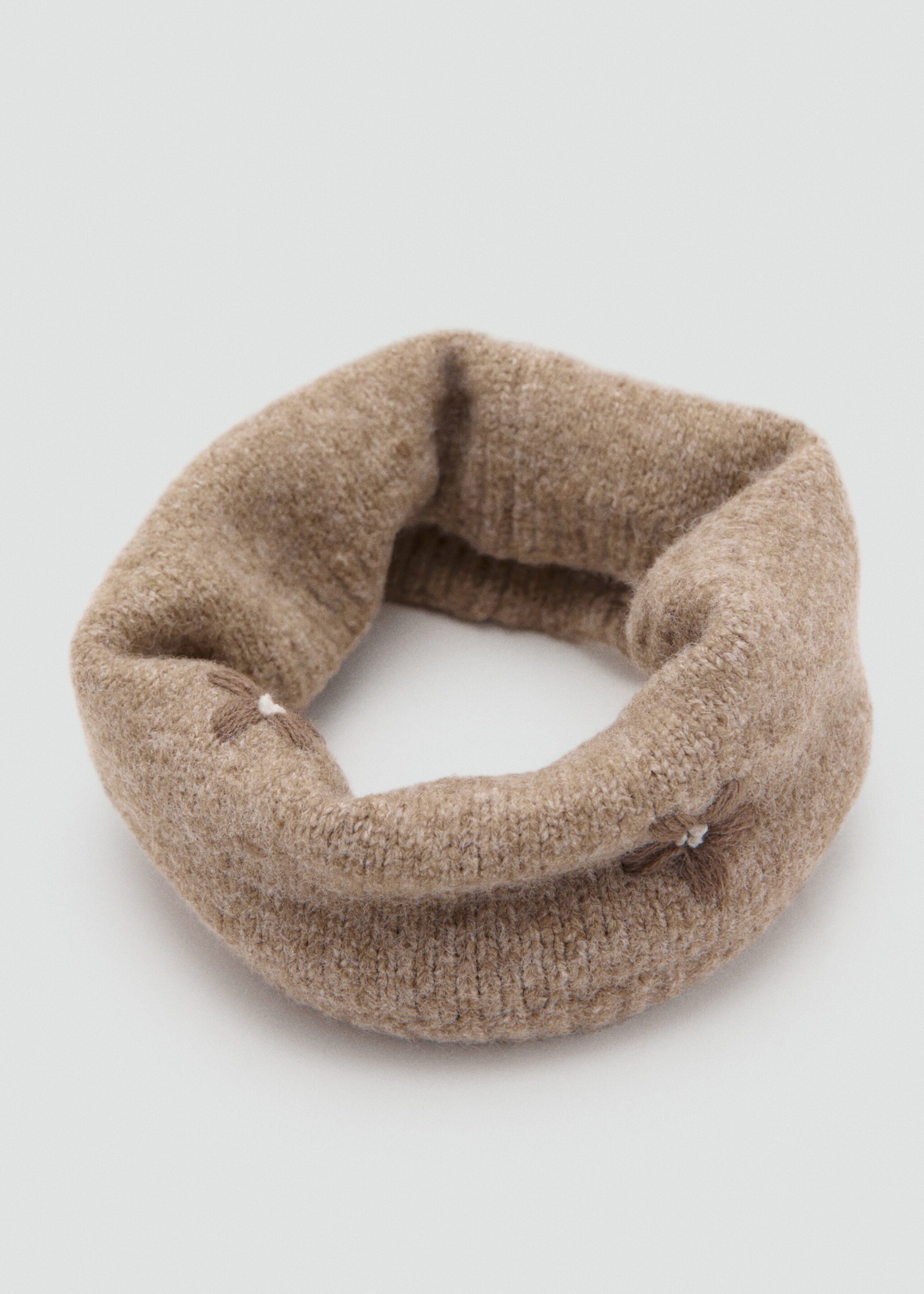 Embroidered knit scarf - Details of the article 1, Sand. Ref: 17066347-00.