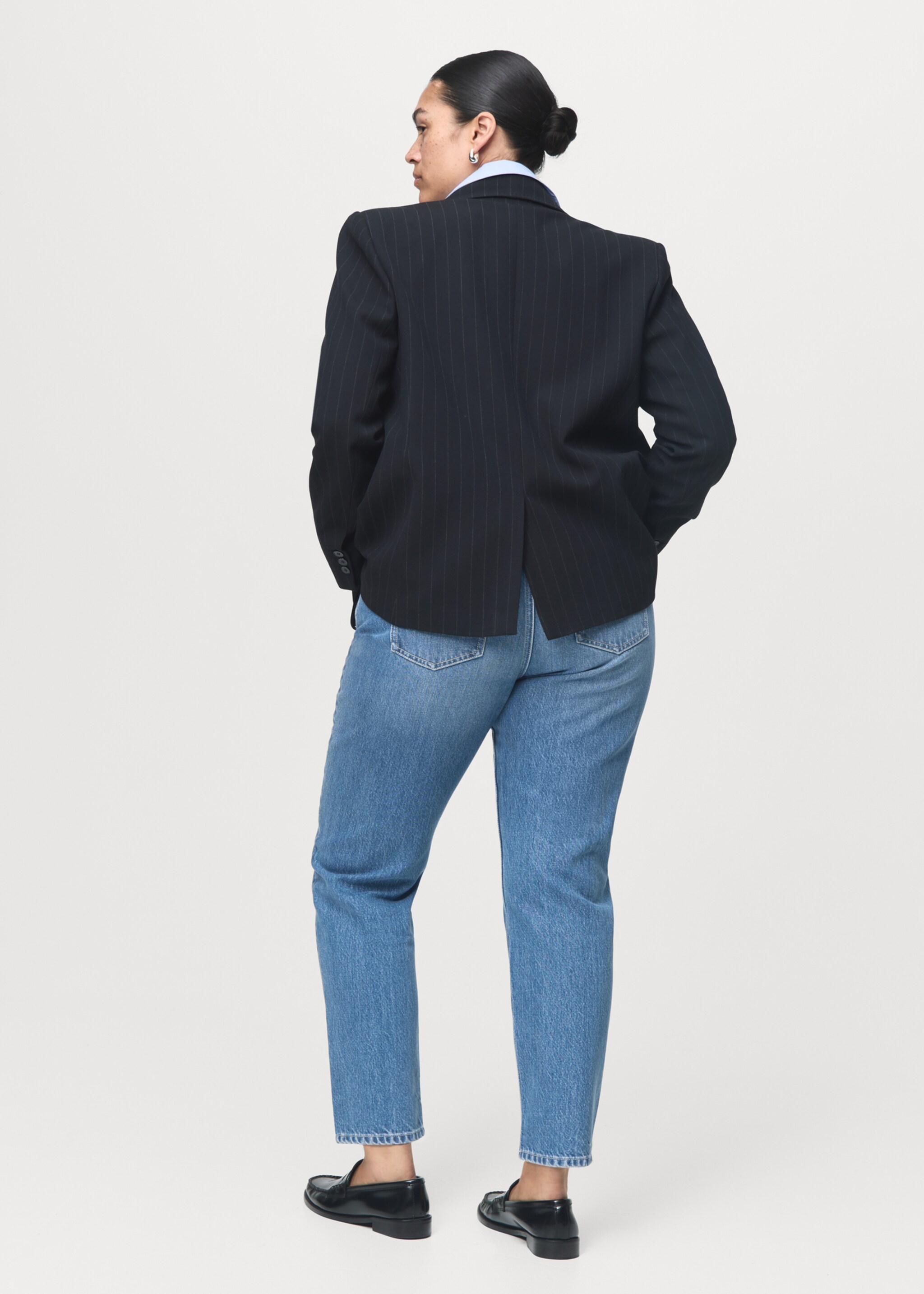 Mom2000 high-rise jeans - Details of the article 4, Medium Blue. Ref: 17066354-00.