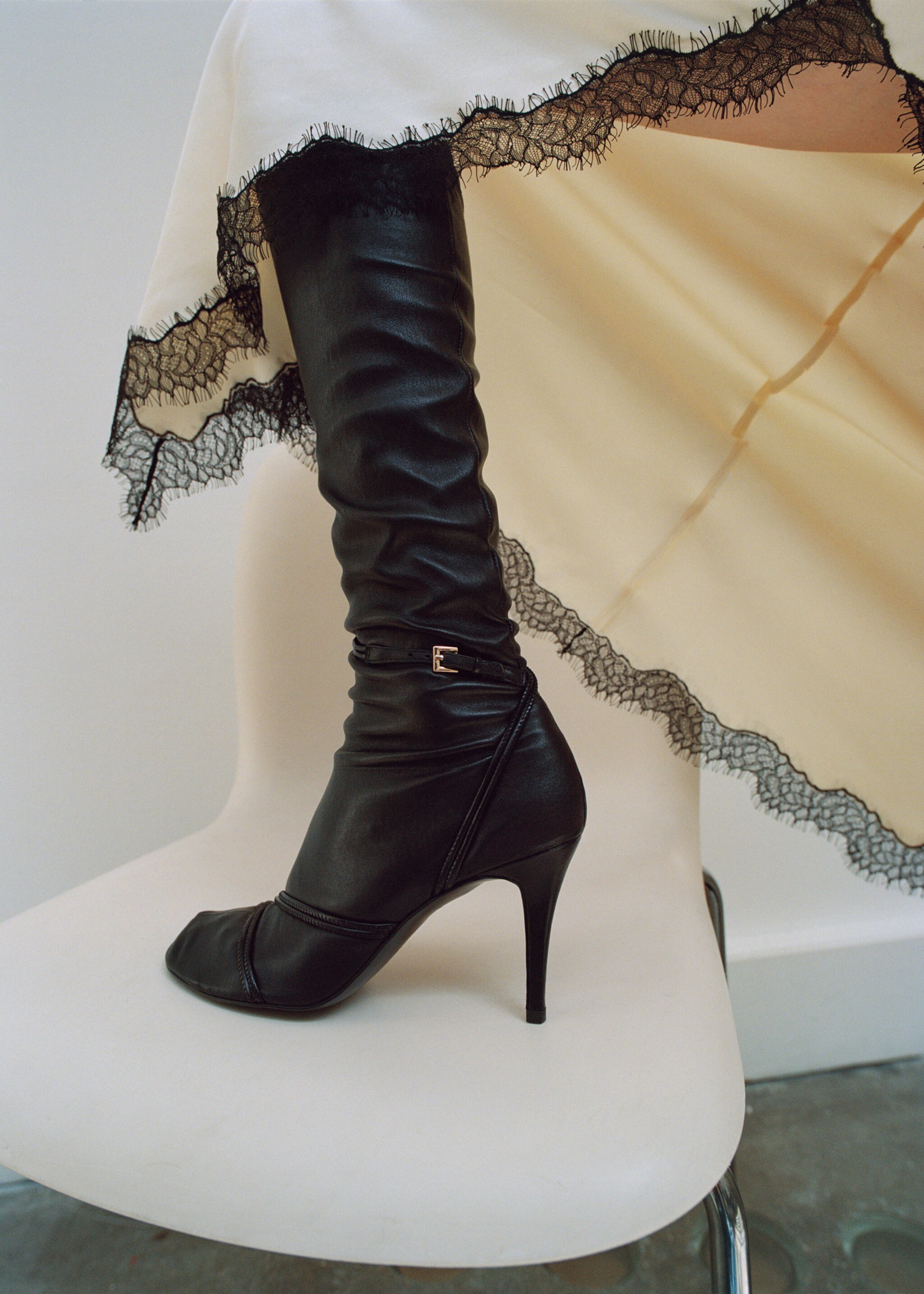 100% leather high boots with straps - Details of the article 8, Black. Ref: 17066355-00.