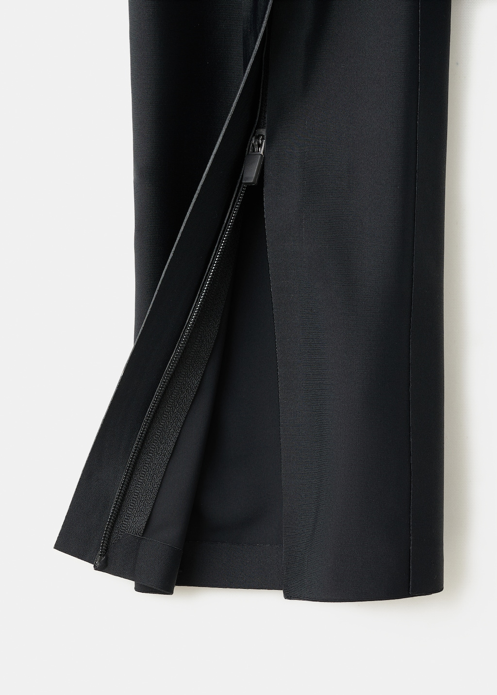 Leggings with zipped hem