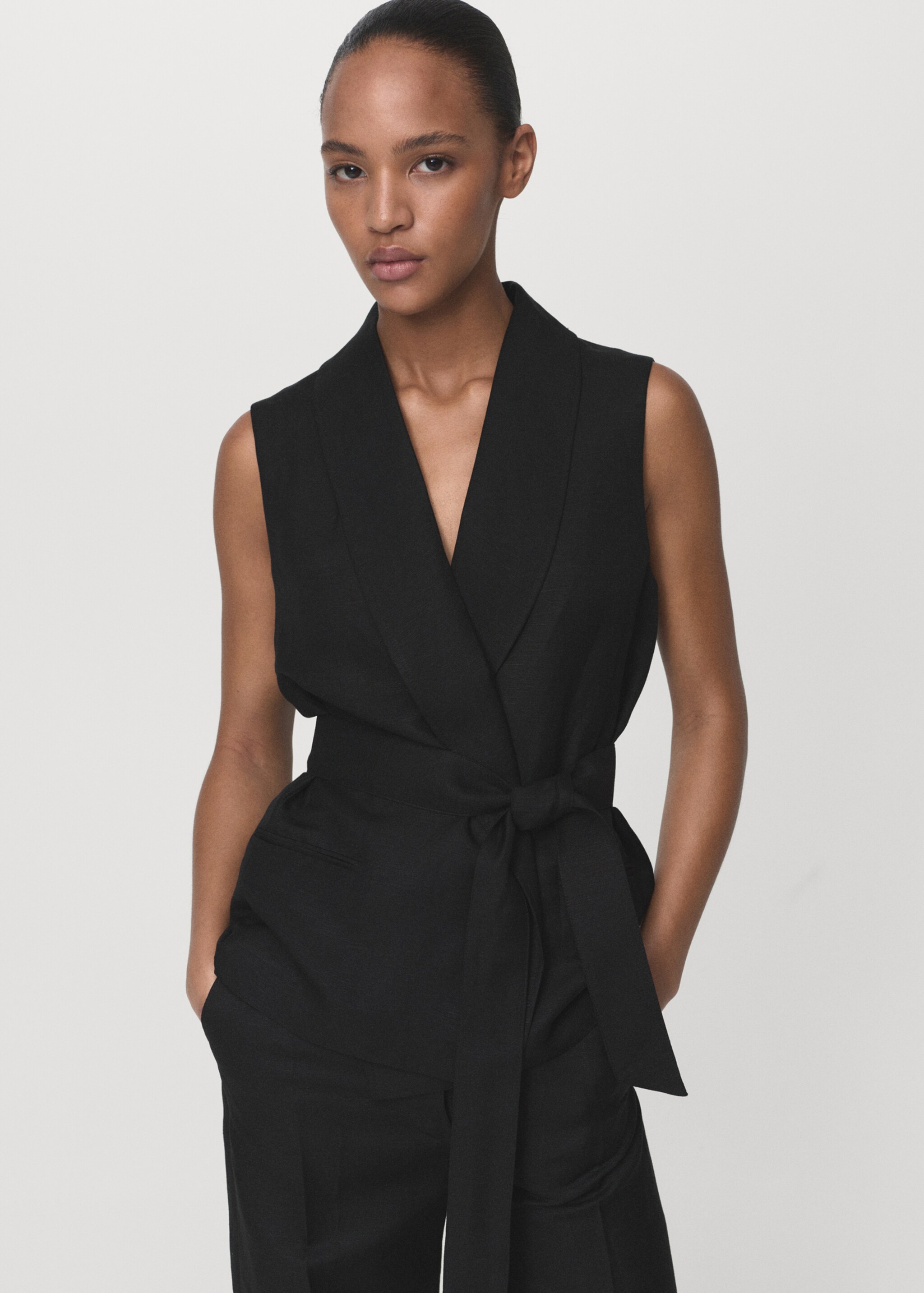 Linen suit waistcoat with belt - Medium plane, Black. Ref: 17066734-00.