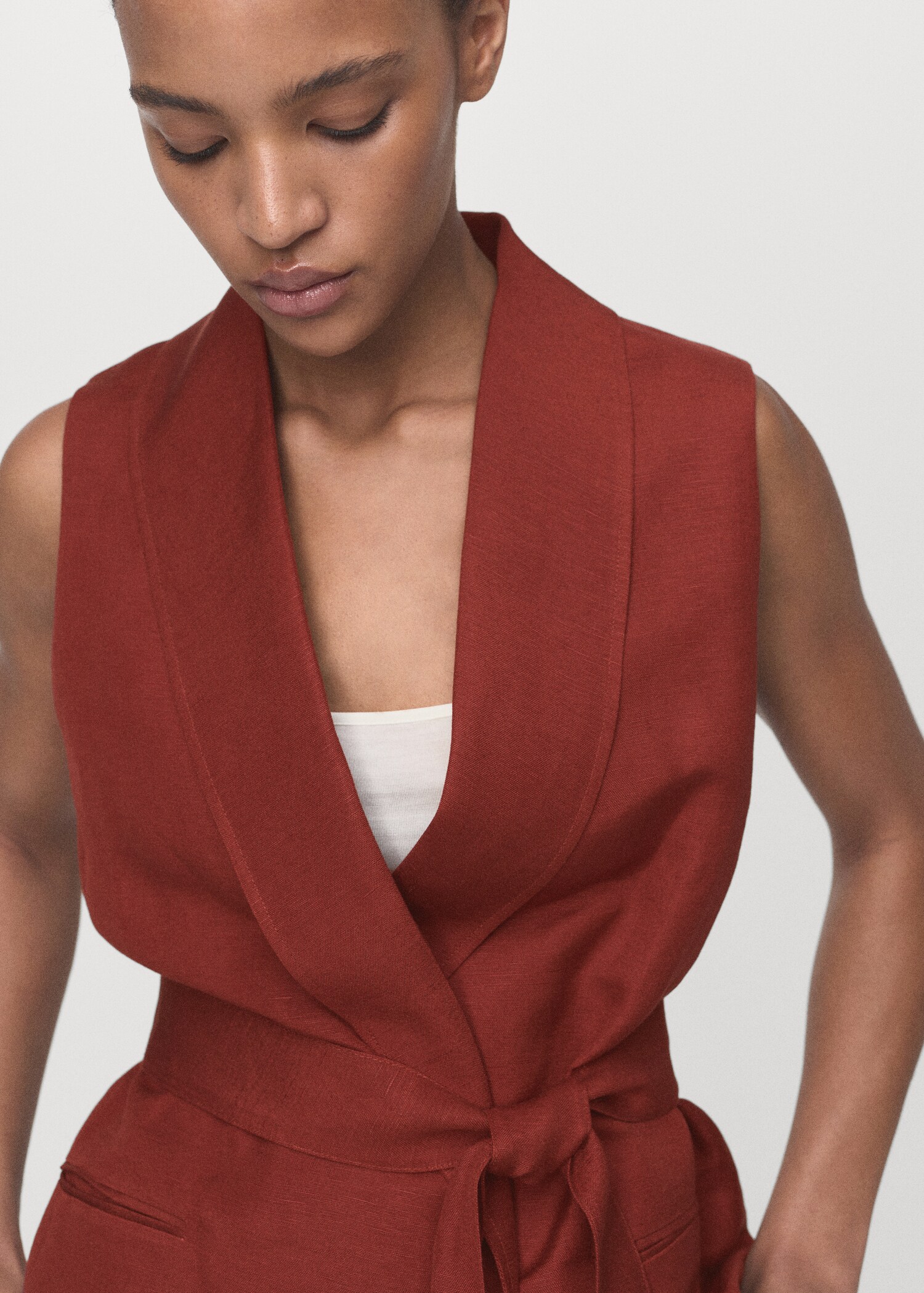Linen suit waistcoat with belt - Reverse of the article