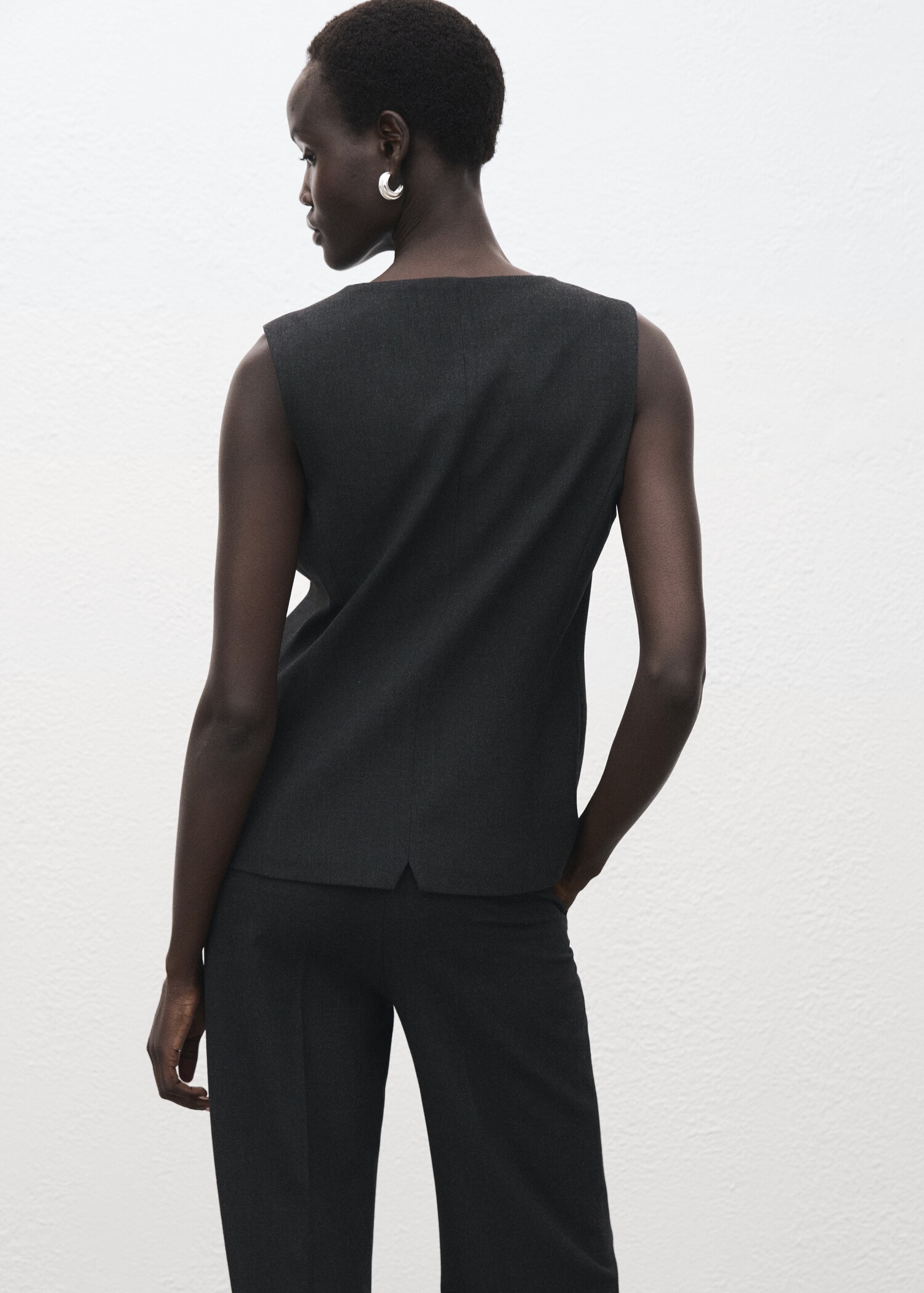 Round-neck suit waistcoat - Reverse of the article