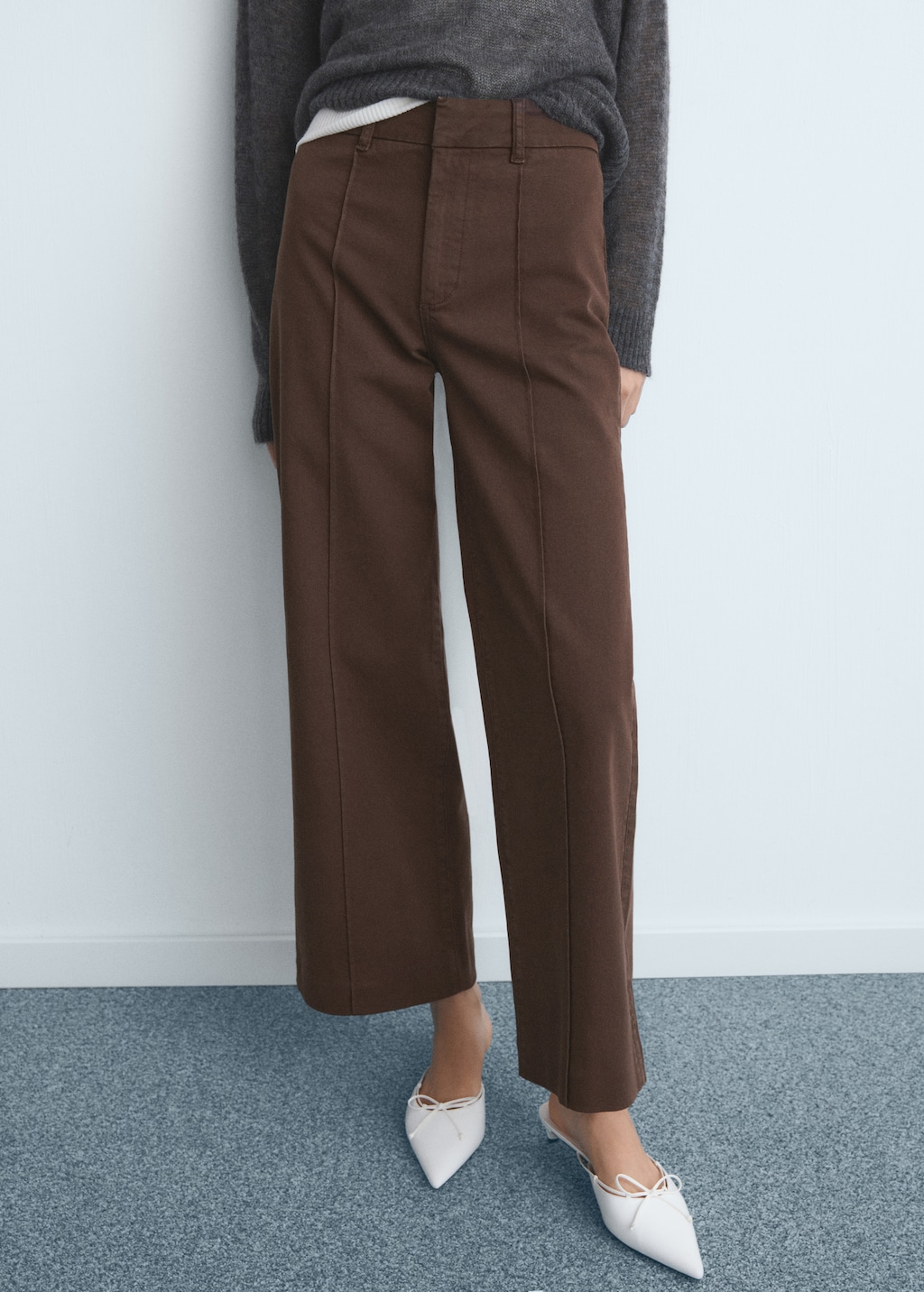 High-waisted wide-leg jeans with stitching