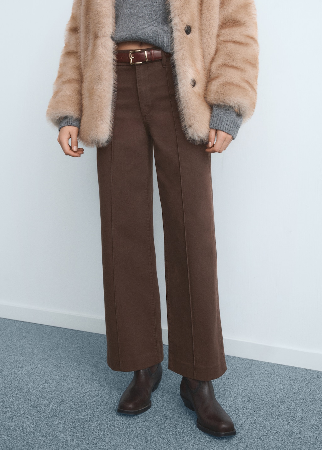 High-waisted wide-leg jeans with stitching