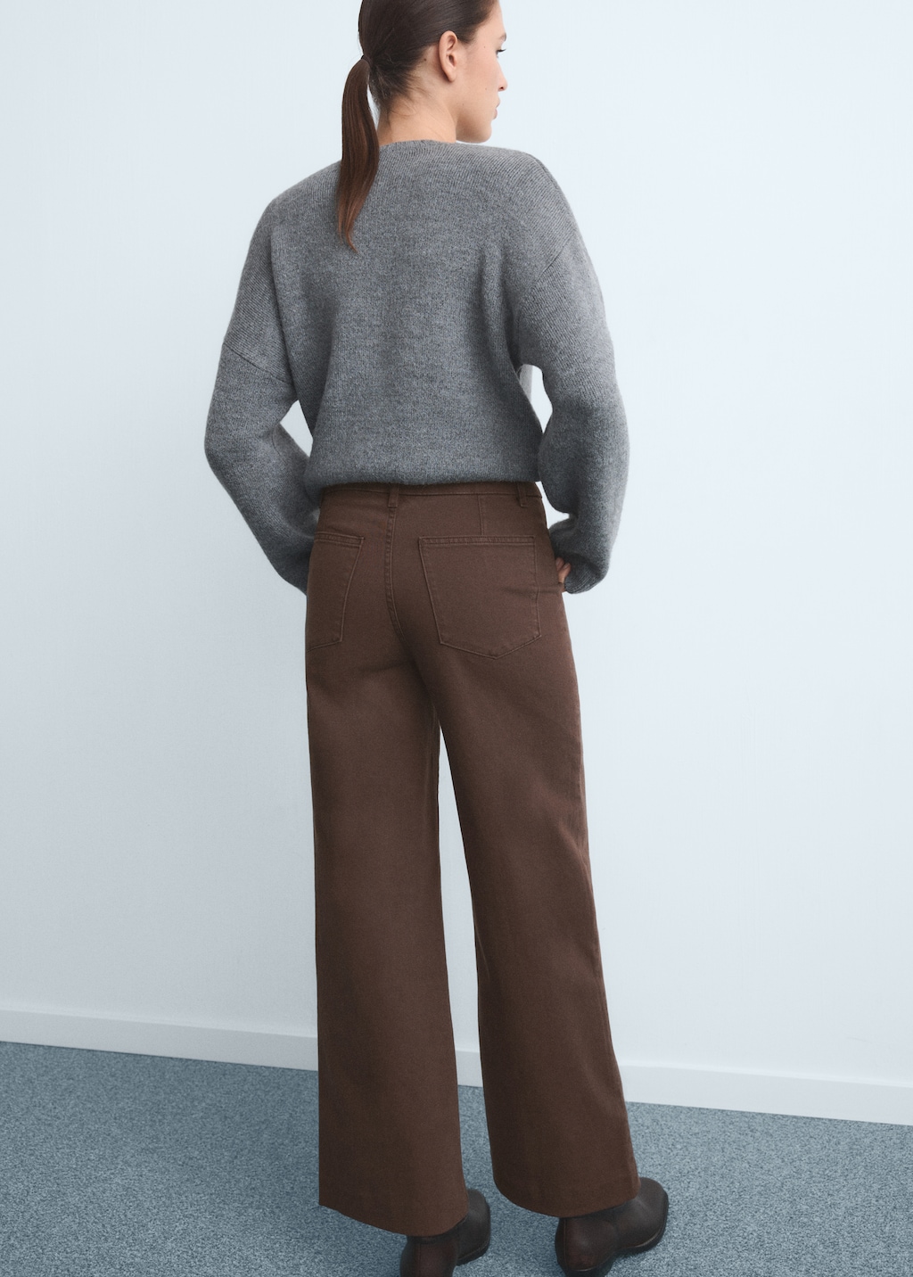 High-waisted wide-leg jeans with stitching