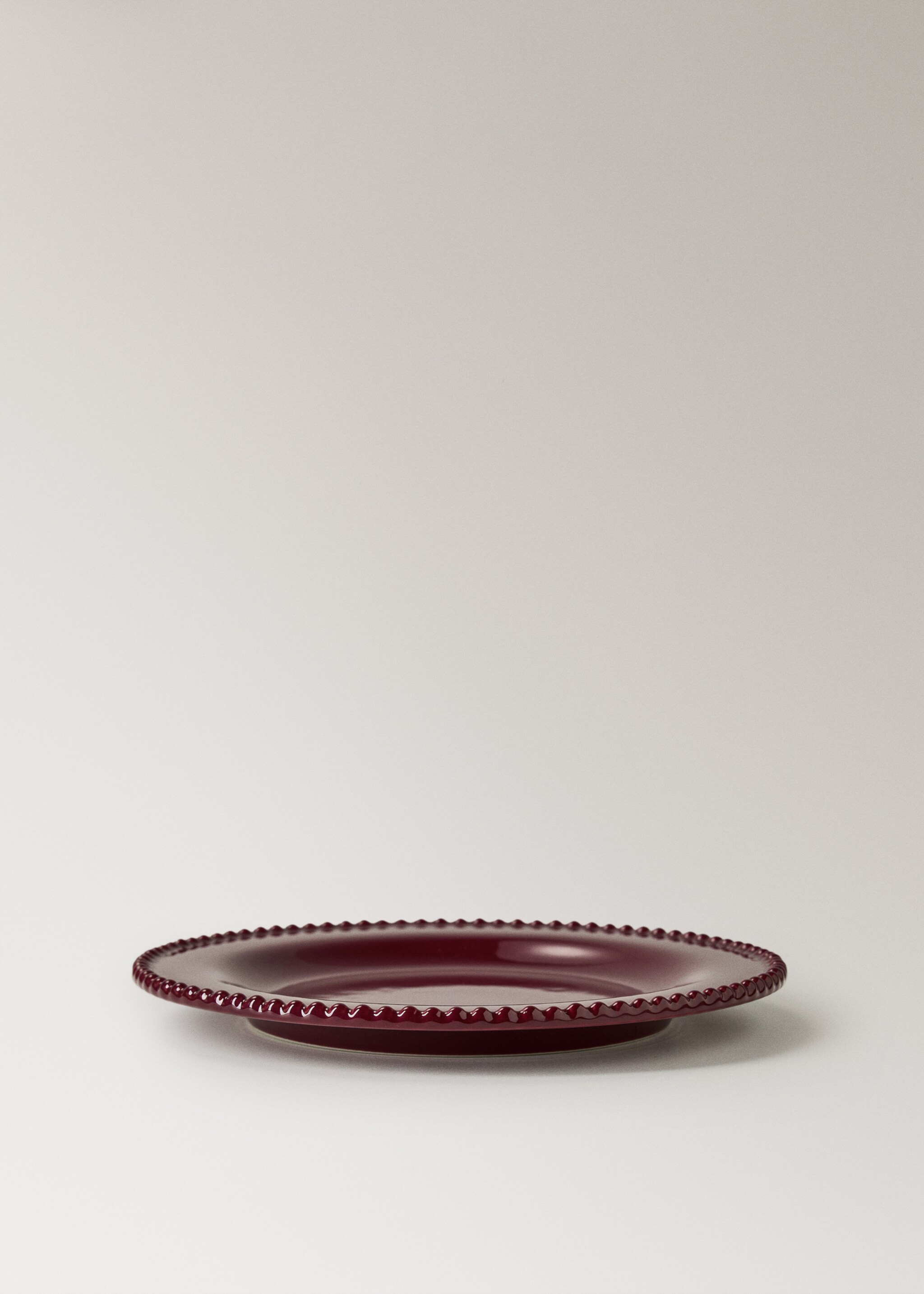 Desserttallerken i steintøy med relieff - Artikkeldetalj 1, Rød. Ref: 17067777-00.