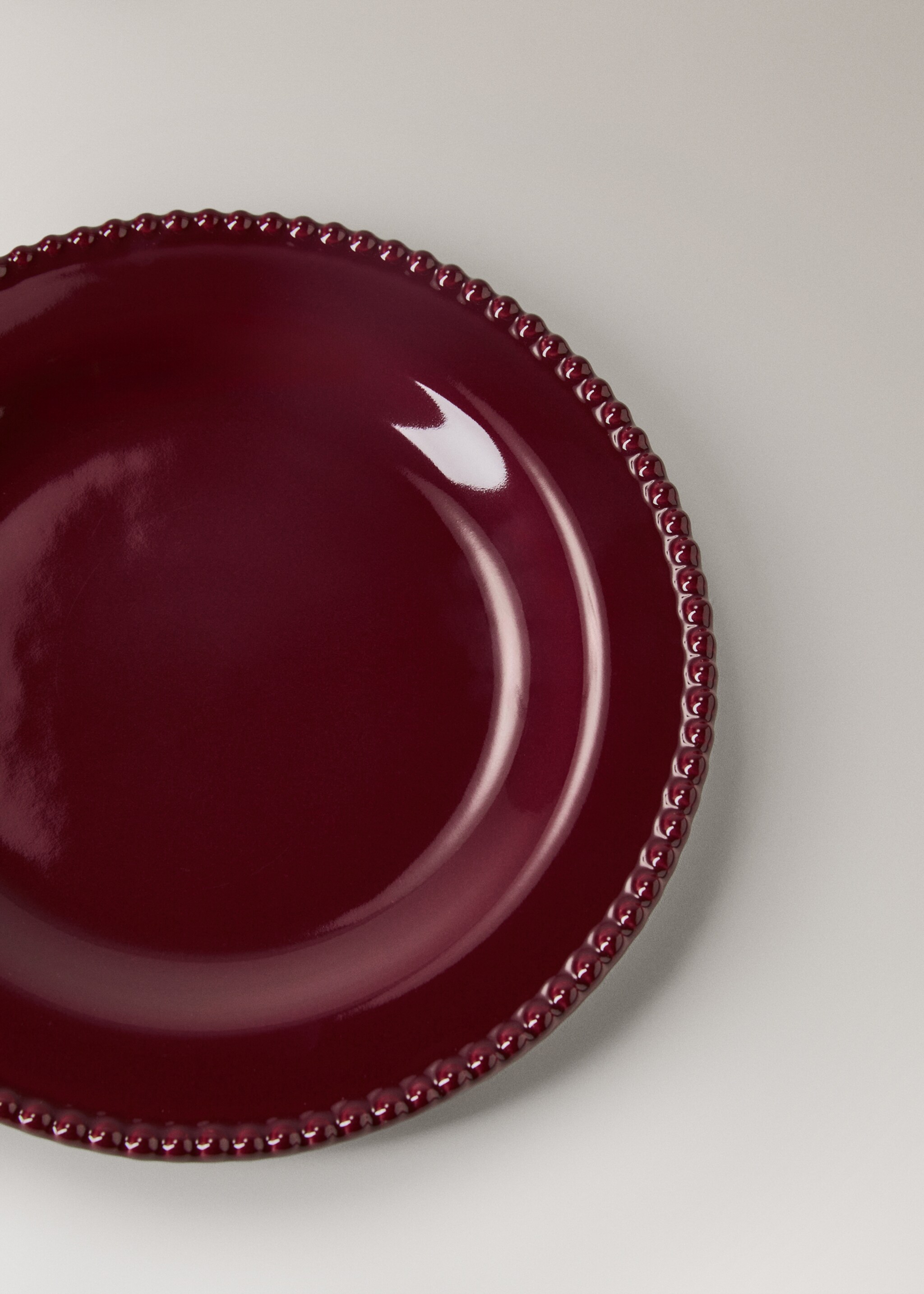 Desserttallerken i steintøy med relieff - Artikkeldetalj 2, Rød. Ref: 17067777-00.