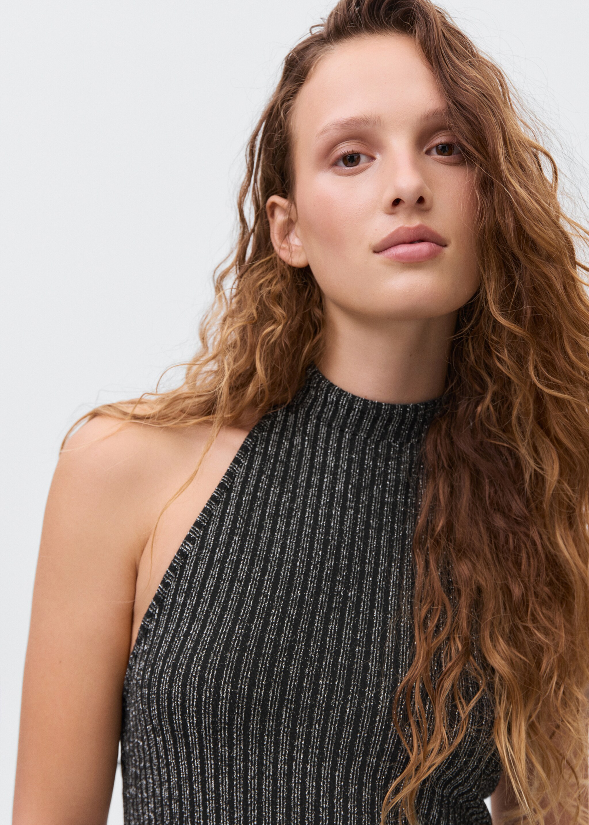 Vestido de lurex com gola halter - Pormenor do artigo 1, Preto. Ref: 17067783-00.