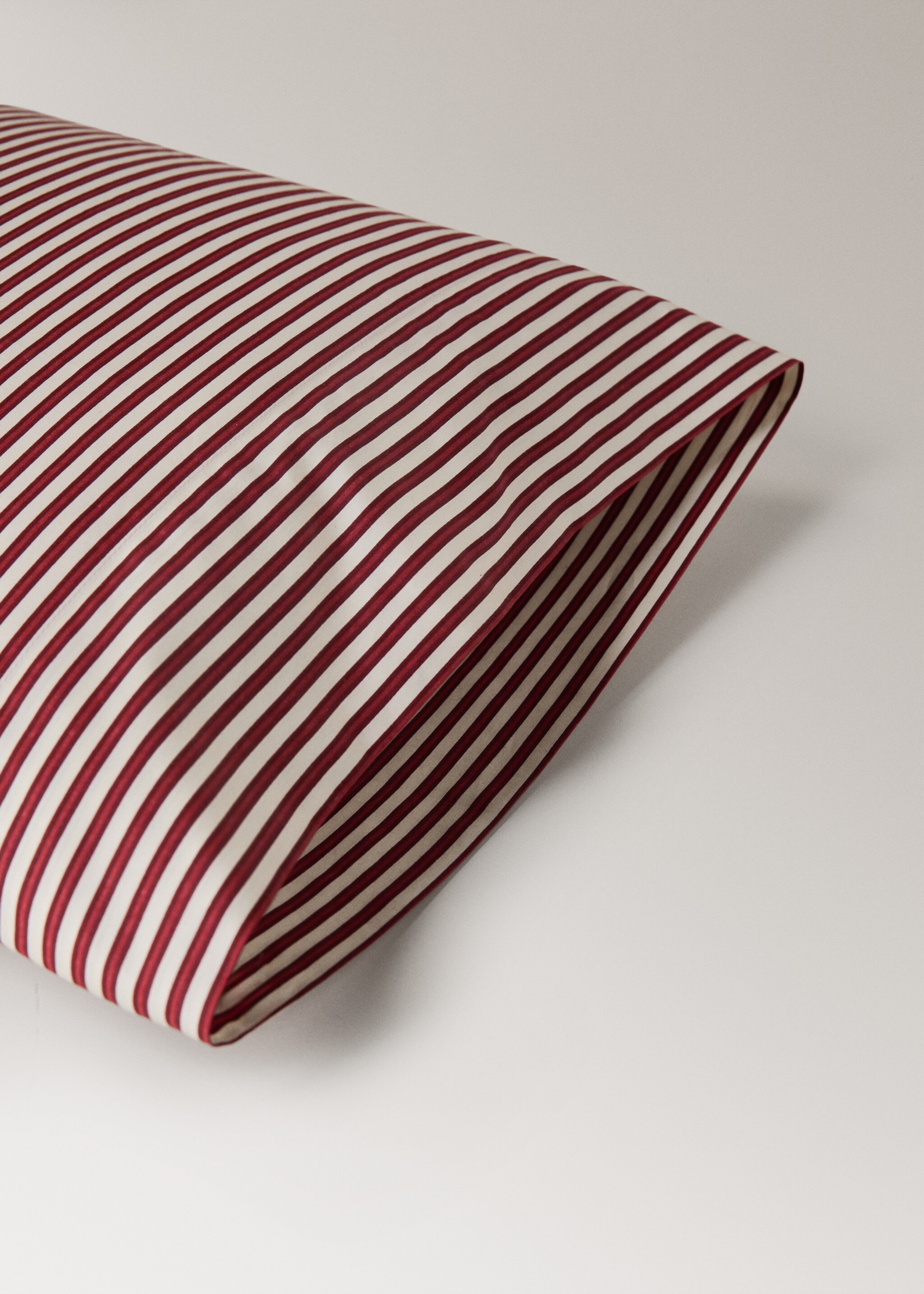 Reversible percale cotton striped pillowcase 45x110cm - Details of the article 1, Maroon. Ref: 17067784-00.