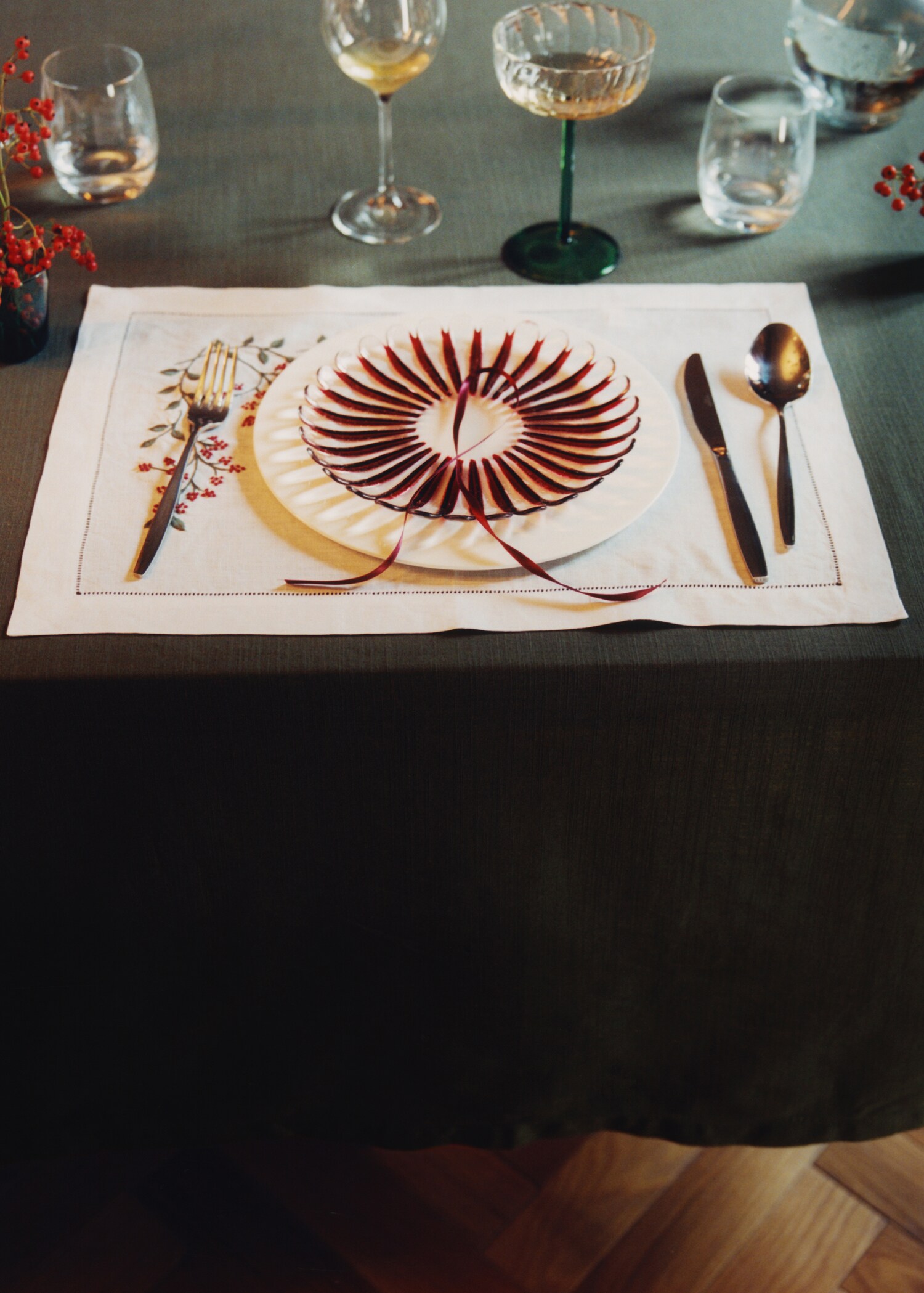 Embroidered linen Christmas placemat - Details of the article 6