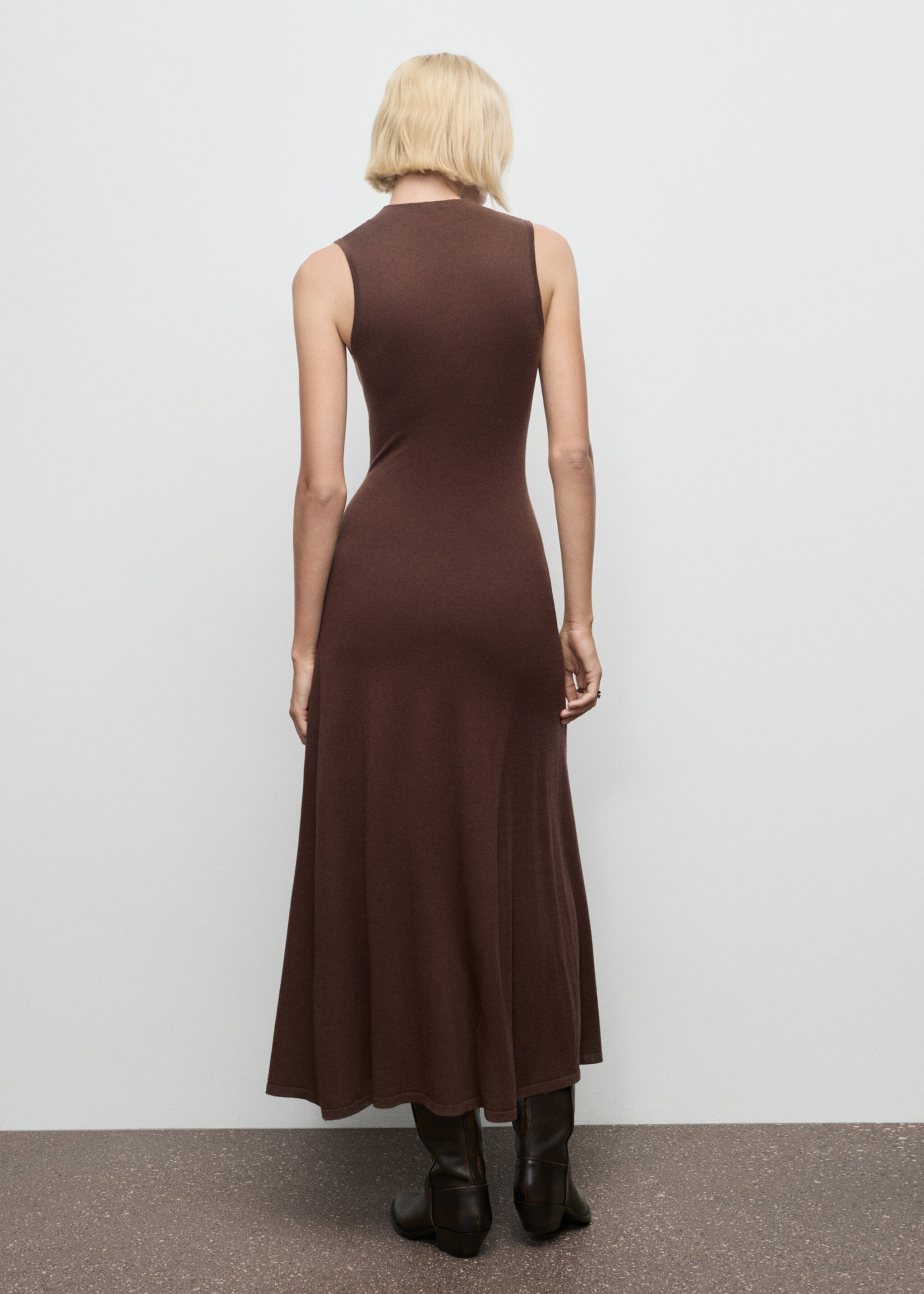 Perkins-neck knitted dress - Reverse of the article, Chocolate. Ref: 17067788-00.
