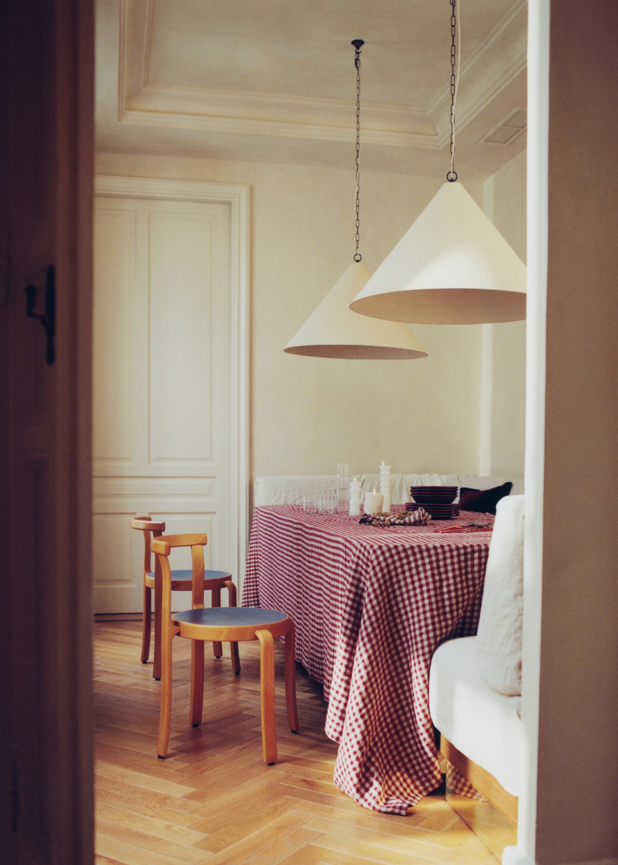 Gingham check linen tablecloth for 6 to 8 diners - Details of the article 6, Red. Ref: 17067790-00.