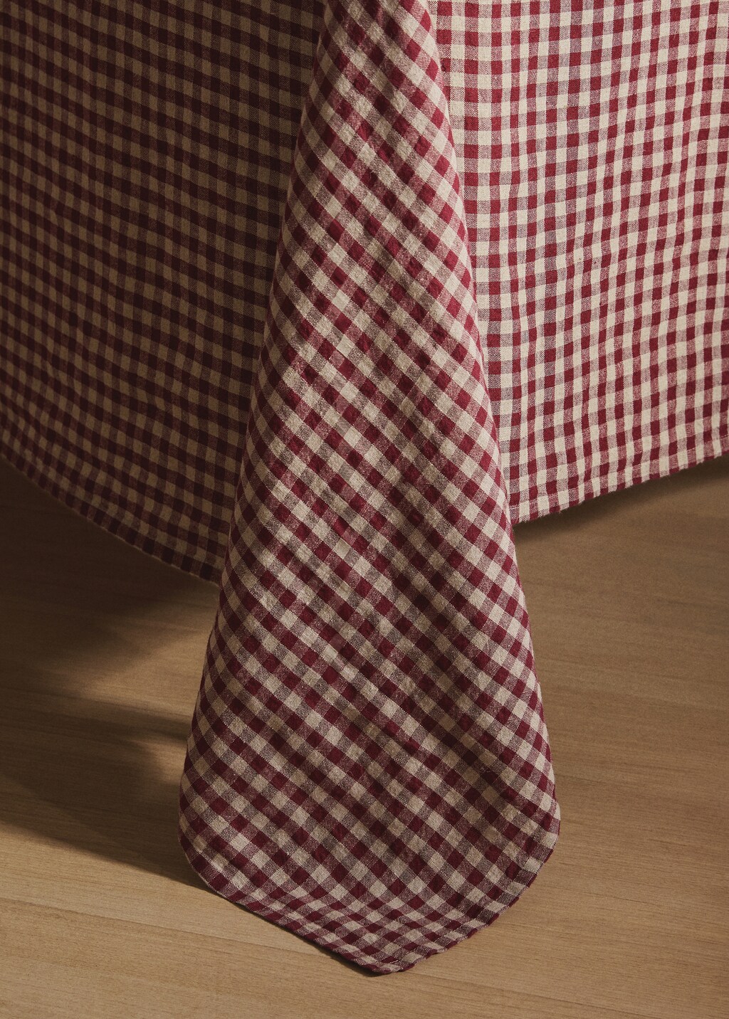 Gingham checked linen tablecloth for 6 to 8 diners