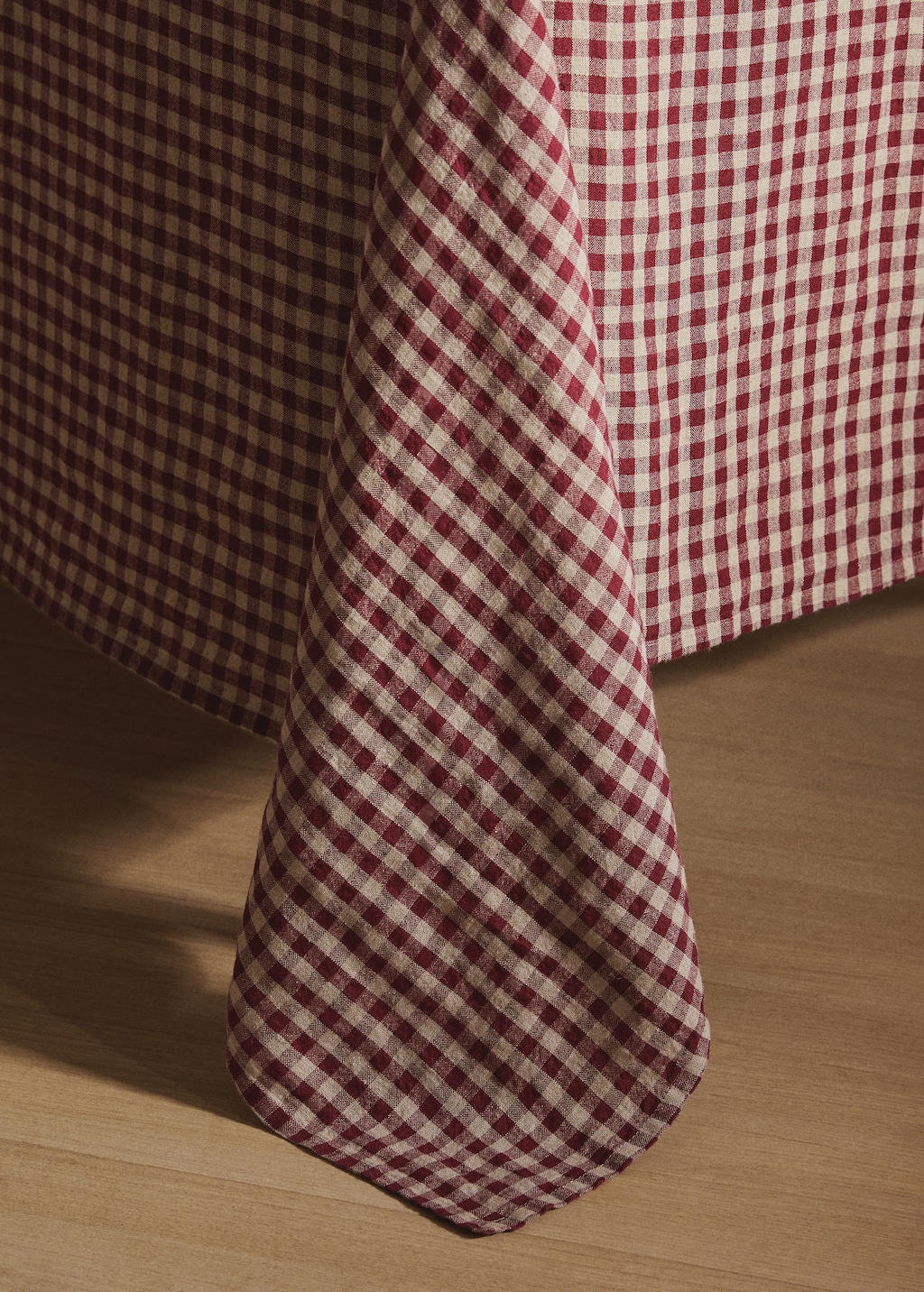Gingham checked linen tablecloth for 6 to 8 diners