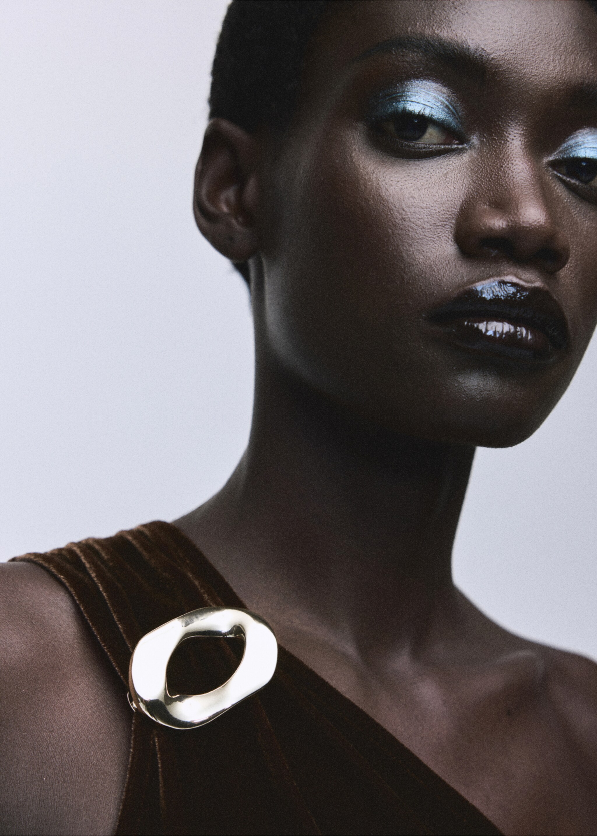 Velvet jumpsuit with metallic detail - Details of the article 1, Brown. Ref: 17067802-00.