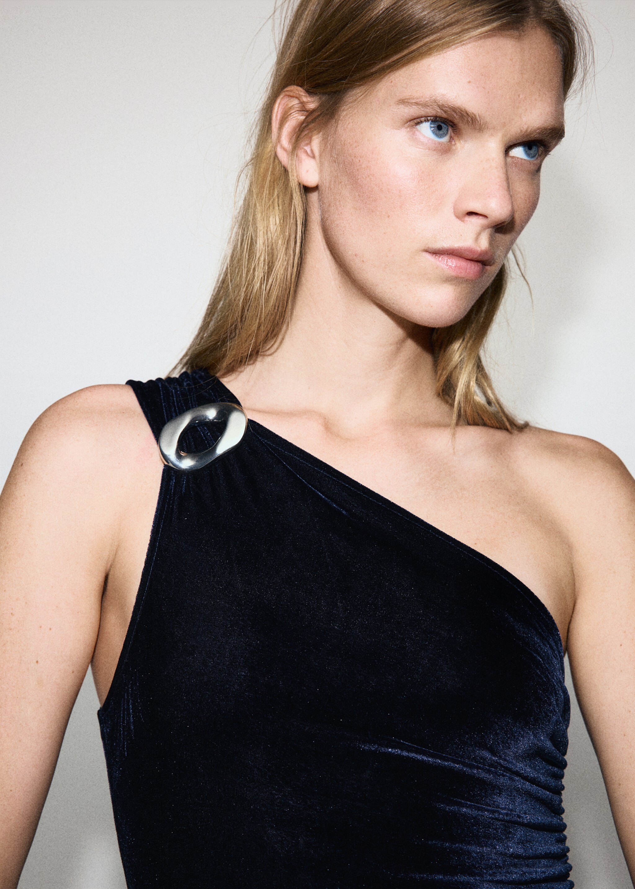 Velvet jumpsuit with metallic detail - Details of the article 1, Navy. Ref: 17067802-00.