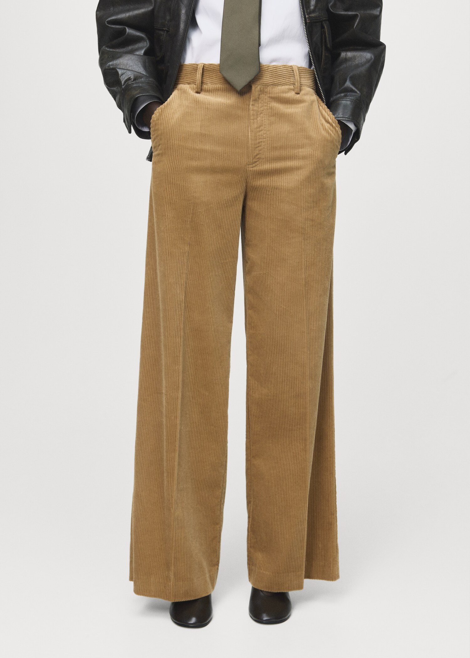 Pantalon en velours côtelé wide leg - Plan moyen