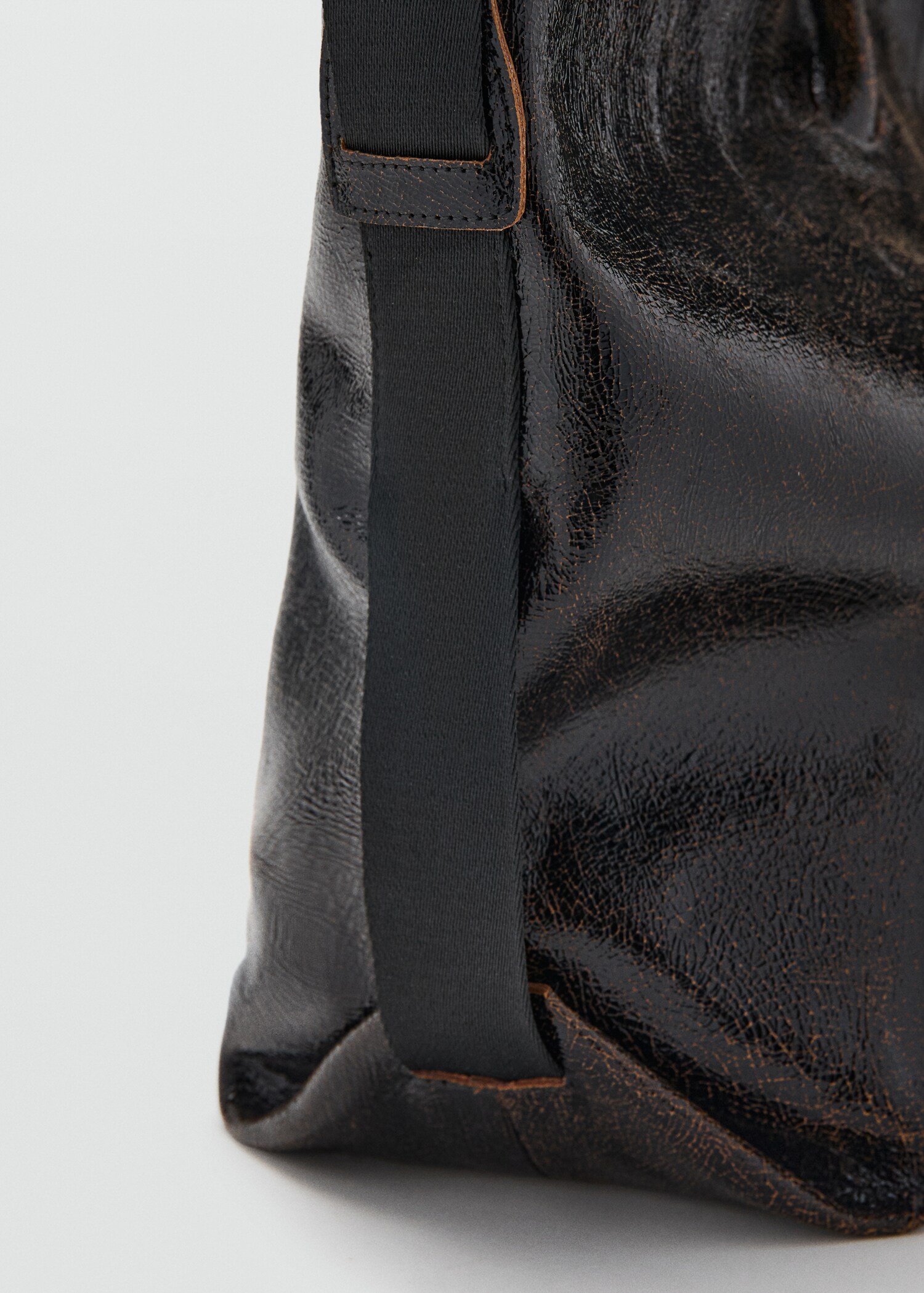 Maxi shopper leather bag with charms - Details of the article 2